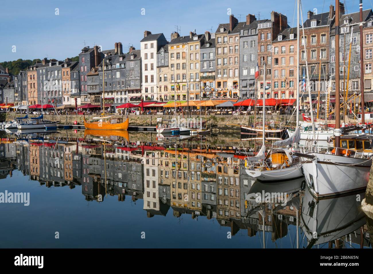 Francia, Normandia, vista di Honfleur e il suo pittoresco porto, vecchio bacino e il quai Sainte Catherine Foto Stock