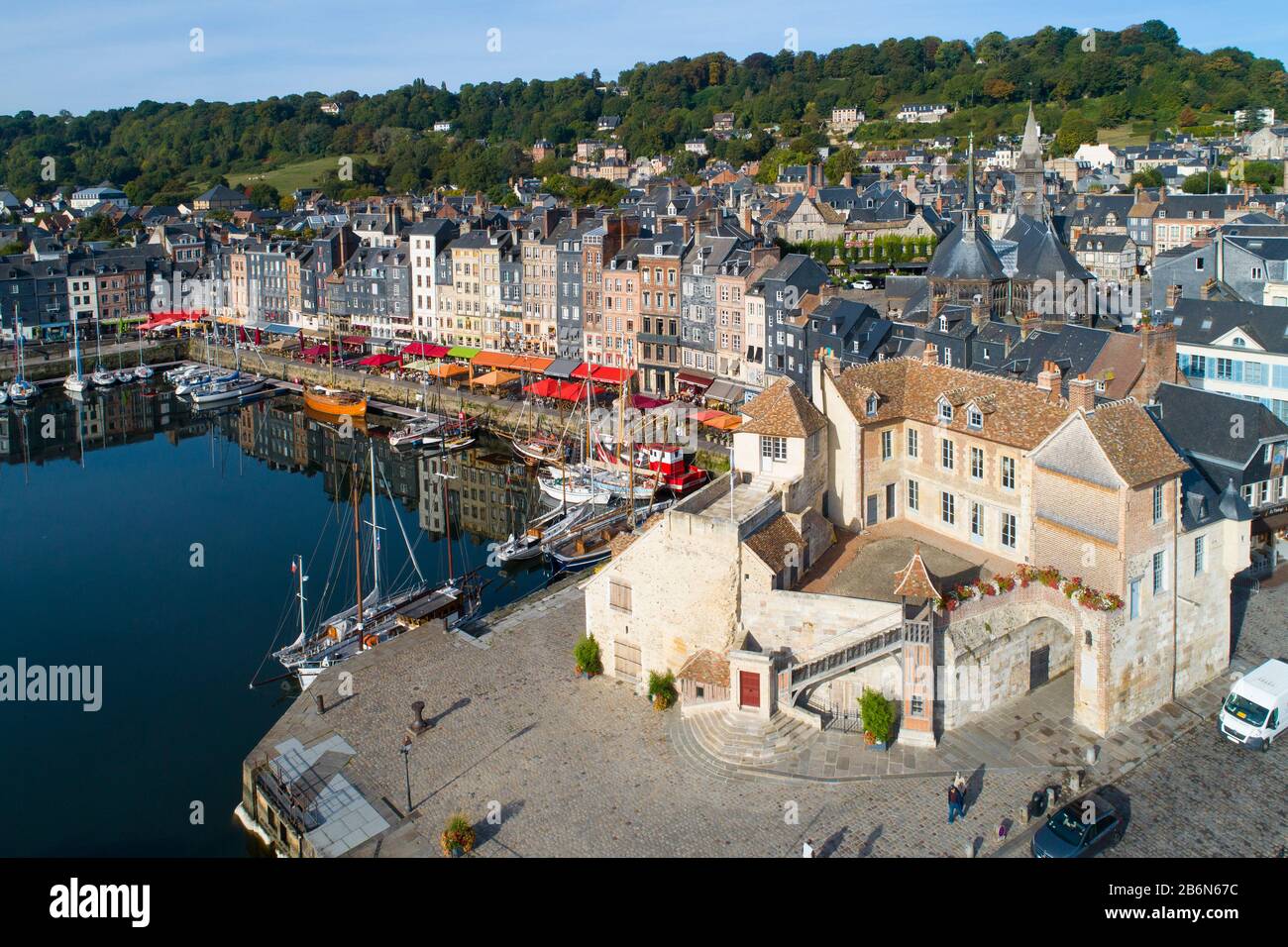 Francia, Normandia, veduta aerea di Honfleur e il suo pittoresco porto, vecchio bacino e il quai Sainte Catherine Foto Stock