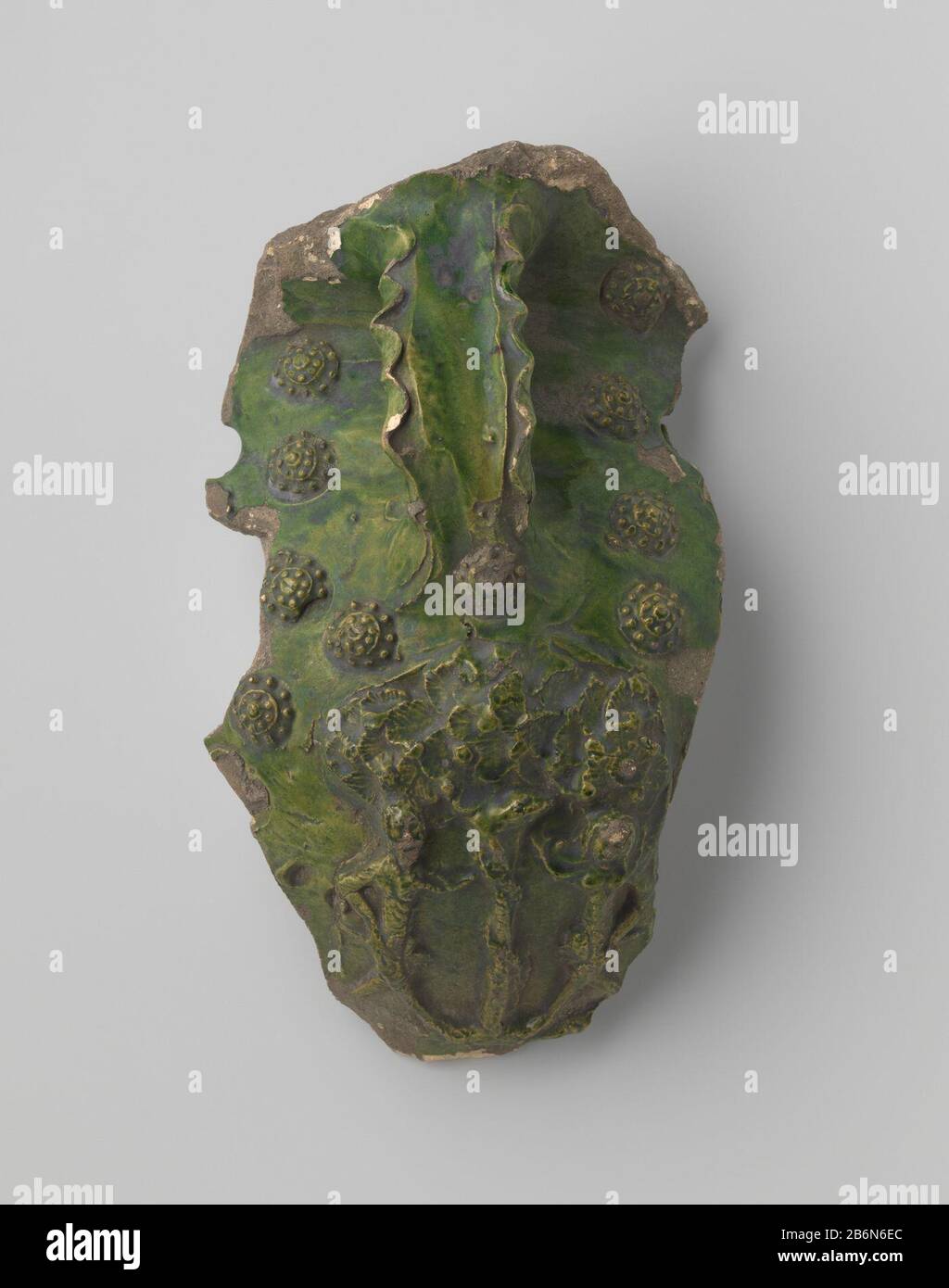 Frammento incontrato o van een pot incontrato Adam en Eva en de boom met de slang Frammento incontrato o van een pot (?) van groengeglazuurd aardewerk incontrato Adam en Eva en de boom met de slang, in rilievo. Produttore : anoniem Dating: CA. 1400 - ca. 1950 Materiale: Aardewerk dimensioni: H 29,5 cm. × b 16,0 cm. × d 9,0 cm. Foto Stock