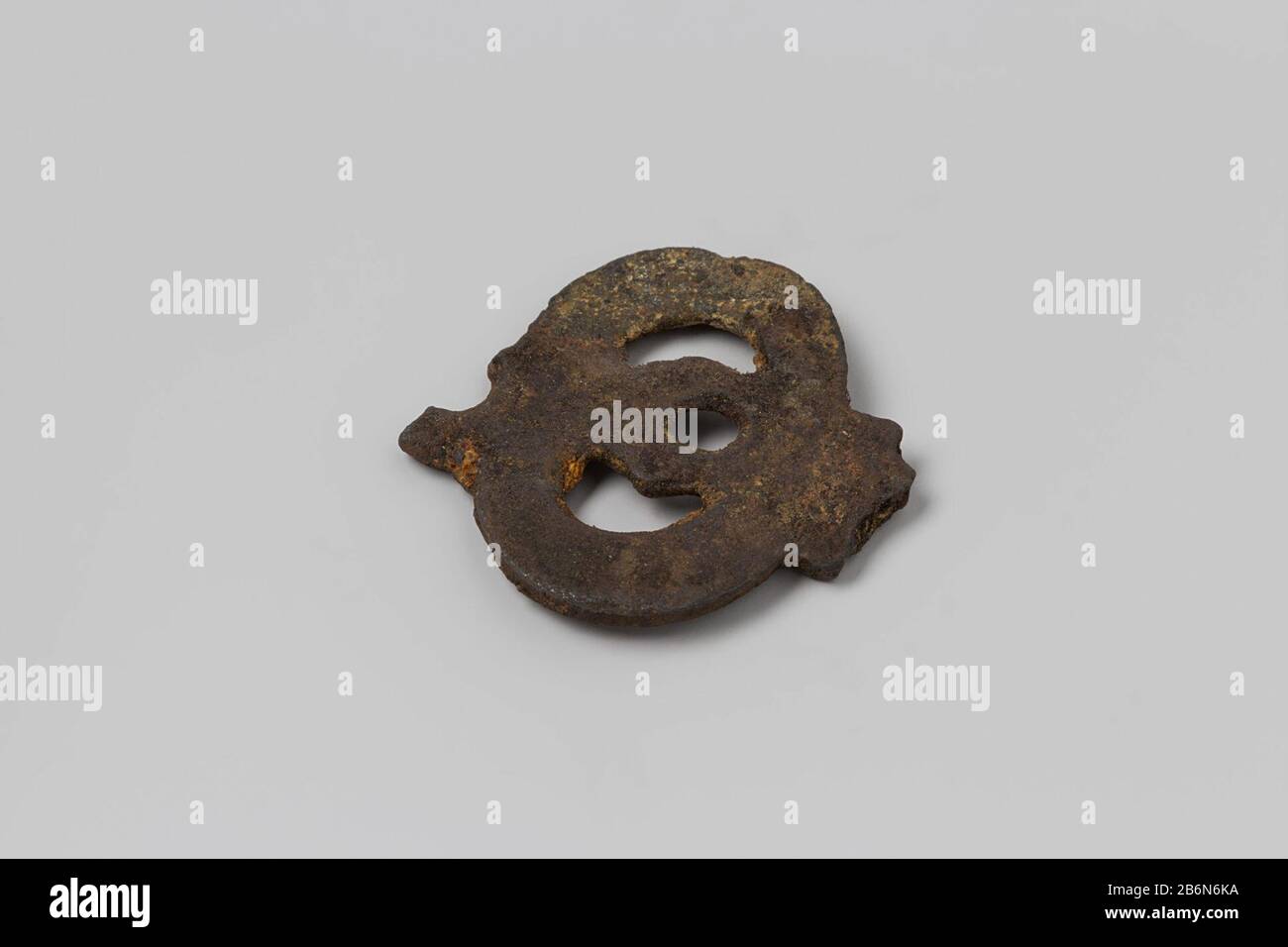 Gancio da parete; fragm della piastra da parete, ID. Ng 1979-213H1822, gancio rotto. Produttore : anoniemPlats fabbricante: Nederland datazione: 1700 - in di voor 13-jul-1743 kenmerken Fisico: Koper Materiale: Koper dimensioni: H 3,1 cm. × b 3 cm. × d 0,3 cm. Data: 1743 - 1743 Foto Stock