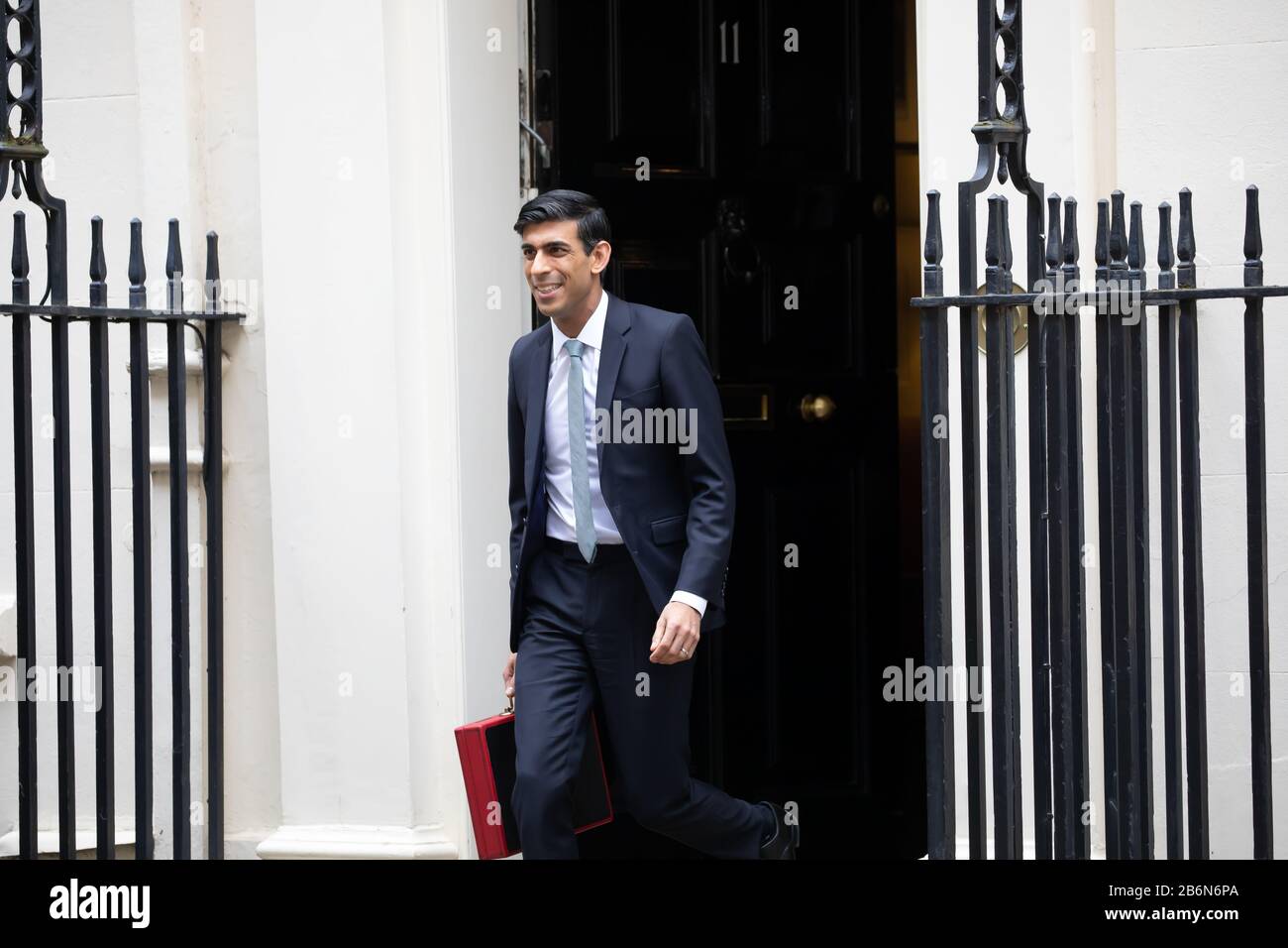 Cancelliere dello scacchiere, Il Rt Hon Rishi Sunak MP lascia Downing Street per esprimere il suo discorso di bilancio Foto Stock