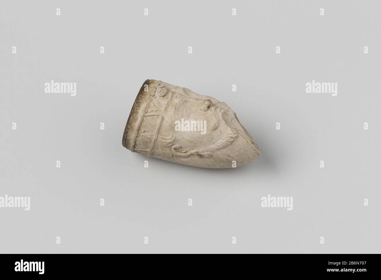 Frammento pijpenkop Frammento pijpenkop met een mannenhoofd afgebeeld. Van de opgraen op de Hofstede Arentsburg 1827-1831 onder toezicht van Professor Reuvens. Produttore : anoniem Dating: CA. 1400 - ca. 1950 Materiale: Pijpaarde dimensioni: L 4,2 cm. × b 2,3 cm. Foto Stock