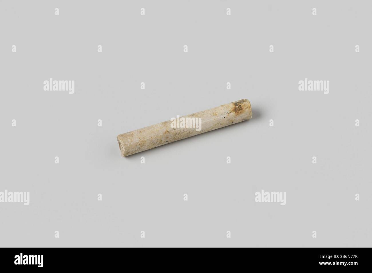 Tubo, stelo; frammenti, decorato. Produttore : anoniemPlats fabbricante: Nederland datazione: 1700 - in di voor 13-ago-1743 Materiale: Pijpaarde dimensioni: L 3,6 cm. × d 0,5 cm. Date: 1743-08-13 - 1743-08-13 Foto Stock