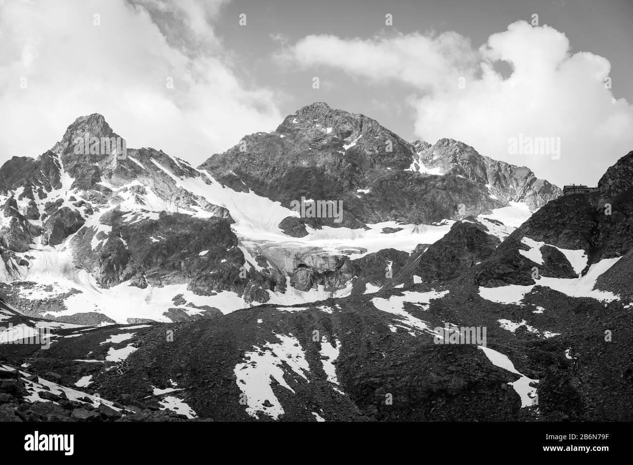 Una montagna massiccia a Vorarlberg, Austria con neve Foto Stock