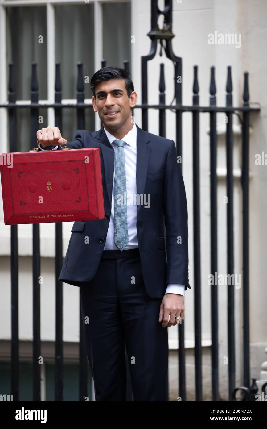 Cancelliere dello scacchiere, Il Rt Hon Rishi Sunak MP lascia Downing Street per esprimere il suo discorso di bilancio Foto Stock