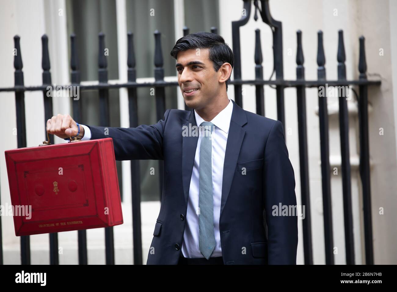 Cancelliere dello scacchiere, Il Rt Hon Rishi Sunak MP lascia Downing Street per esprimere il suo discorso di bilancio Foto Stock