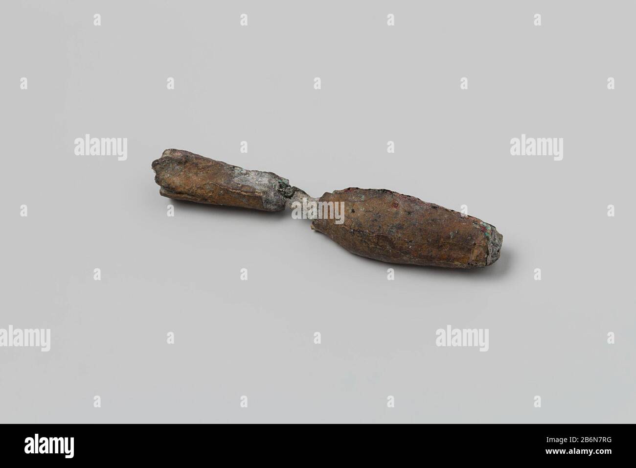 Posate, frammenti: Gambo di forchetta o cucchiaio; fragm, pesantemente corroso. Produttore : anoniemPlats fabbricante: Nederland datazione: 1700 - in di voor 13-ago-1743 Materiale: Stagno dimensioni: L 4,2 cm. × b 0,8 cm. × d 0,6 cm. Date: 1743-08-13 - 1743-08-13 Foto Stock