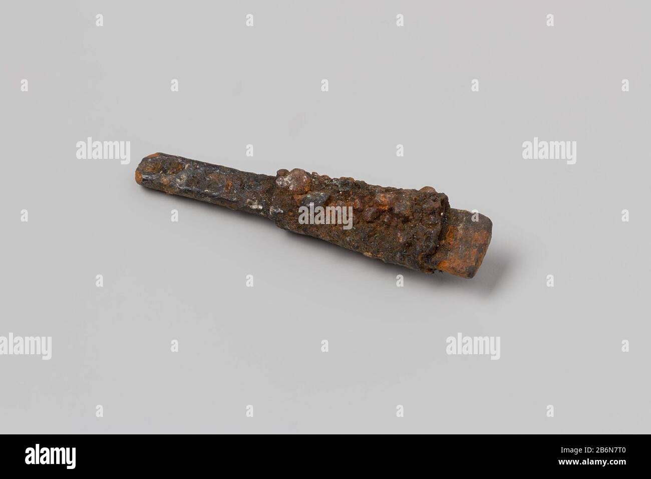 Posate, frammenti: Fusto di forchetta o cucchiaio; fragm di gambo piatto. Produttore : anoniemPlats fabbricante: Nederland datazione: 1700 - in di voor 13-ago-1743 Materiale: Zilver dimensioni: L 3,9 cm. × b 1 cm. × d 0,4 cm. Date: 1743-08-13 - 1743-08-13 Foto Stock