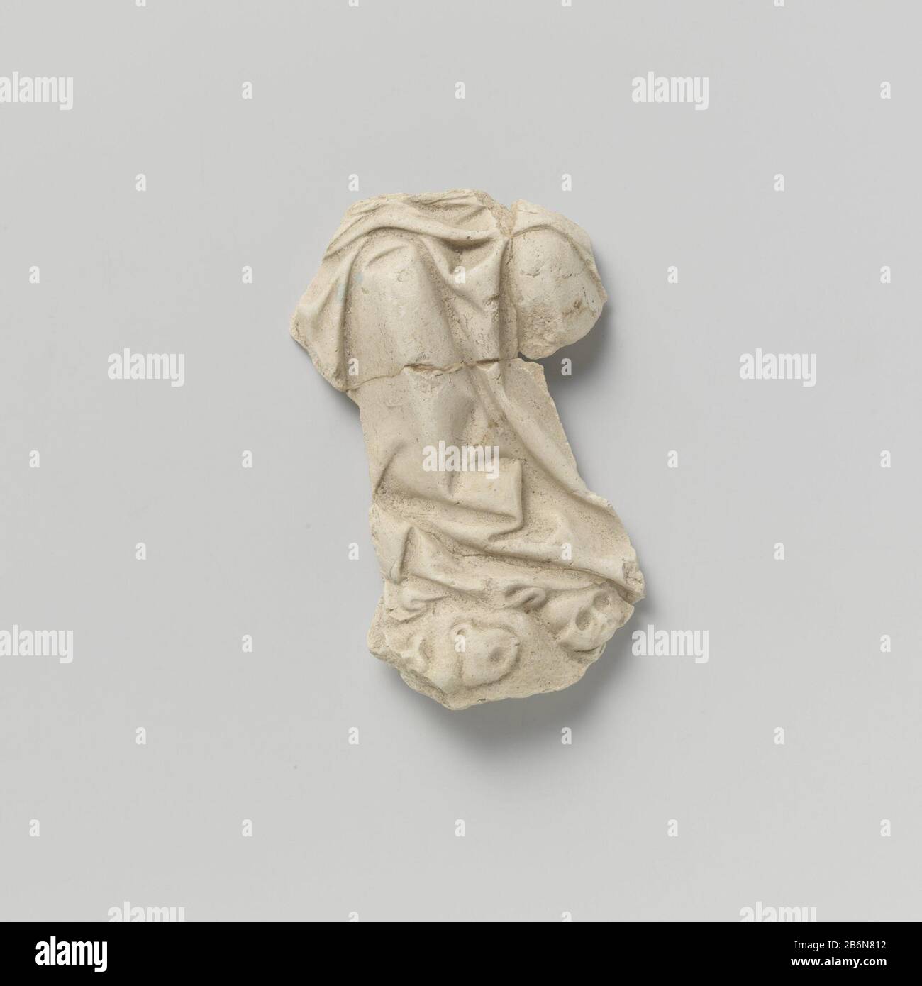 Frammento van beeld Frammento van een pijpaarden beeldje. Produttore : beeldenbakker:Plats fabbricante: Utrecht Dating: CA. 1400 - ca. 1500 Materiale: Terracotta di pijpaarde Techniek: Boetseren dimensioni: H 10,3 cm. × b 6,4 cm. × d 1,5 cm. Foto Stock
