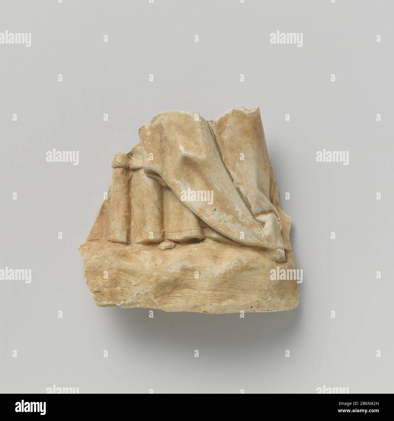 Fragment van beeld Fragment van beeld Object Type : beeldhouwwerk Objectnummer: BK-1966-24 Manufacturer : beeldenbakker:Plats manufacture: Utrecht Dating: CA. 1400 - ca. 1500 Materiale: Terracotta di pijpaarde Techniek: Boetseren dimensioni: H 9,1 cm. × b 10,2 cm. × d 4,5 cm. Foto Stock