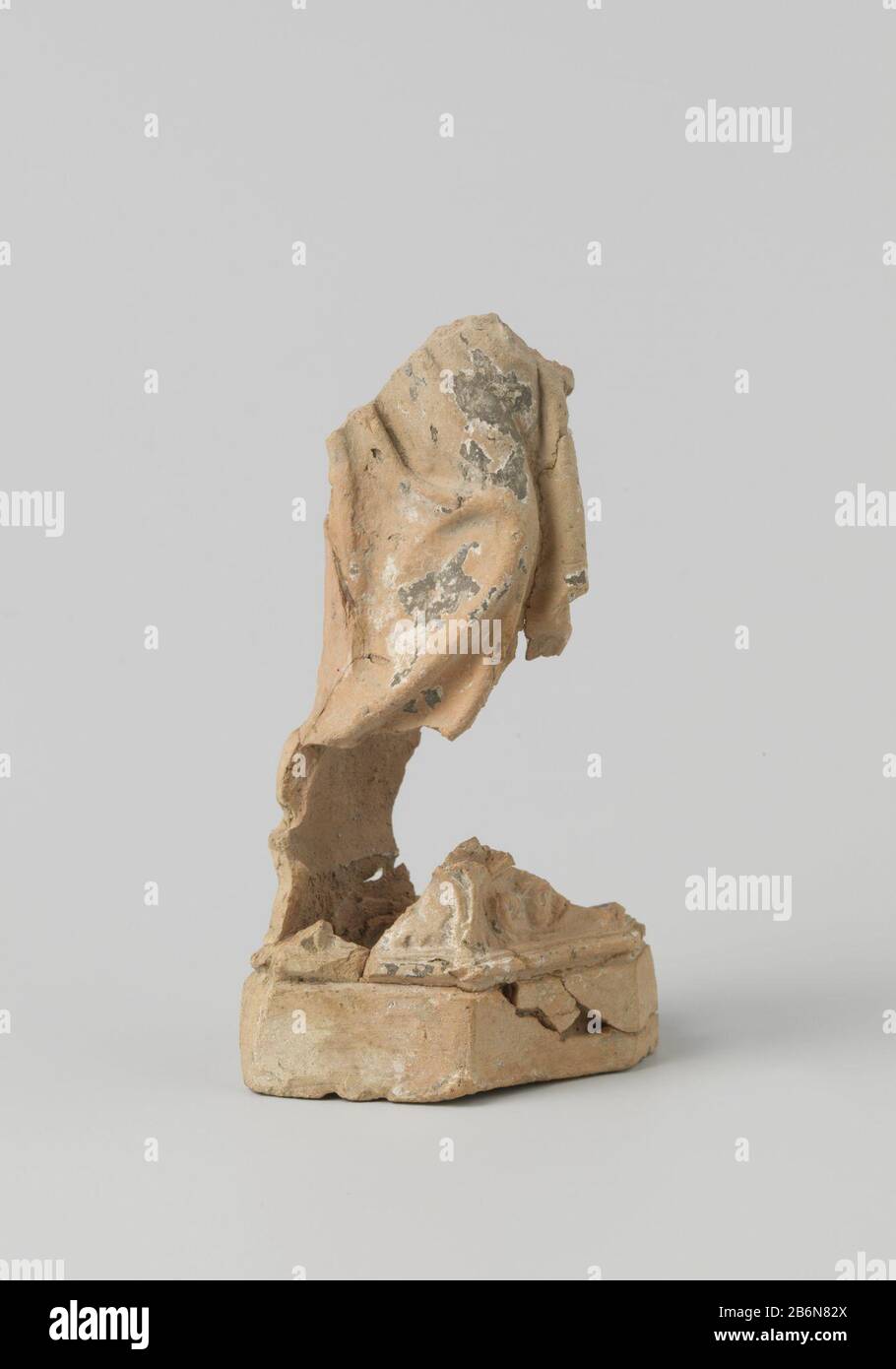 Frammento van beeld Frammento van beeld. AFKOMSTIG uit klooster Eemsteyn te Zwijndrecht. Produttore : beeldenbakker:Plats fabbricante: Utrecht Dating: CA. 1400 - ca. 1500 Materiale: Terracotta di pijpaarde Techniek: Boetseren dimensioni: H 18,0 cm. × b 11,5 cm. × d 7,5 cm. Foto Stock