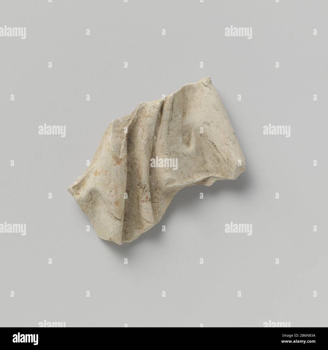 Fragment van beeld Fragment van beeld Object Type : beeldhouwwerk Objectnummer: BK-1966-35 Manufacturer : beeldenbakker:Plats manufacture: Utrecht Dating: CA. 1400 - ca. 1500 Materiale: Terracotta di pijpaarde Techniek: Boetseren dimensioni: H 6,5 cm. × b 5,1 cm. × d 2,0 cm. Foto Stock