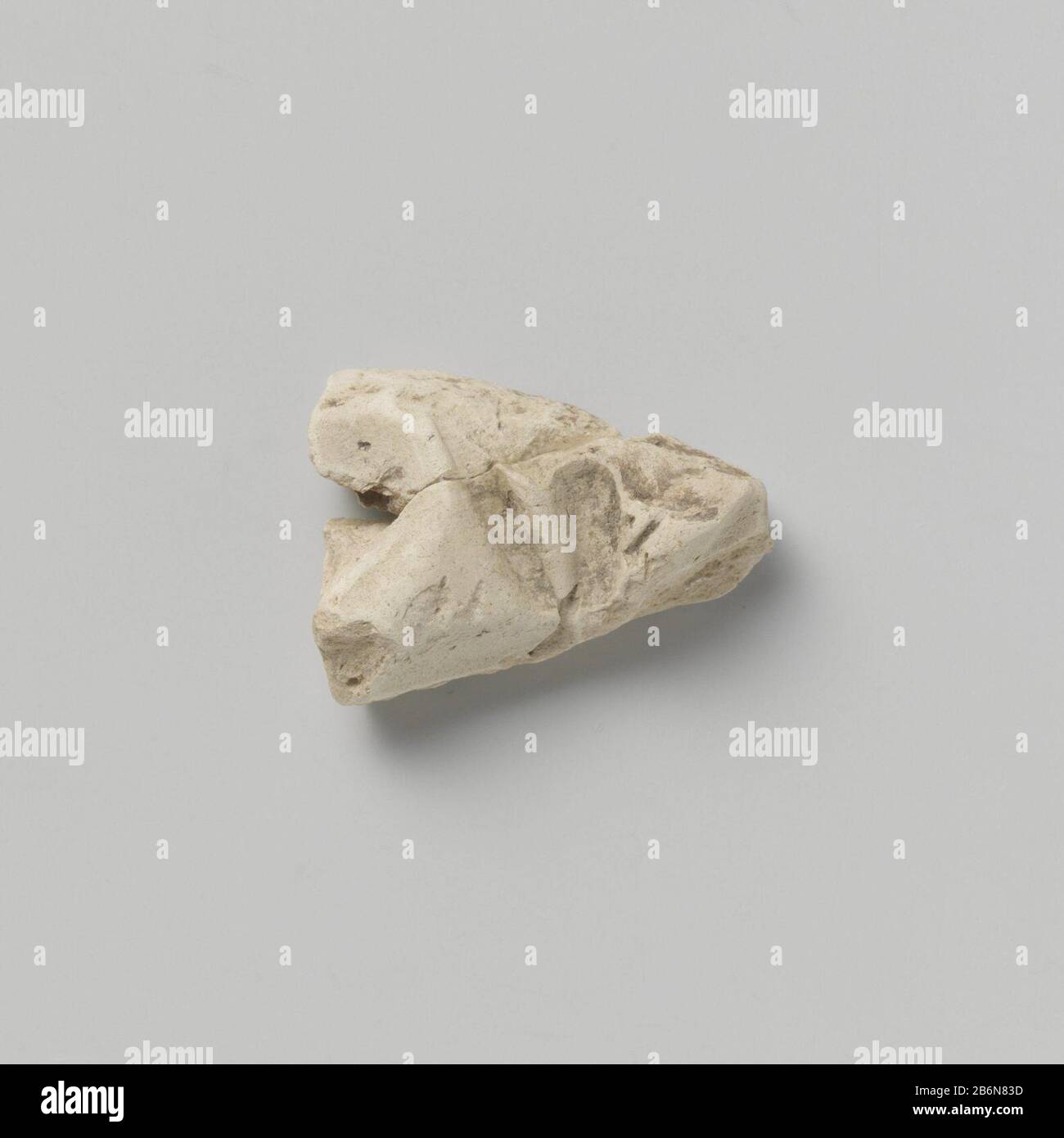 Fragment van beeld Fragment van beeld Object Type : beeldhouwwerk Objectnummer: BK-1966-32 Manufacturer : beeldenbakker:Plats manufacture: Utrecht Dating: CA. 1400 - ca. 1500 Materiale: Terracotta di pijpaarde Techniek: Boetseren dimensioni: H 2,7 cm. × b 2,1 cm. × d 0,7 cm. Foto Stock