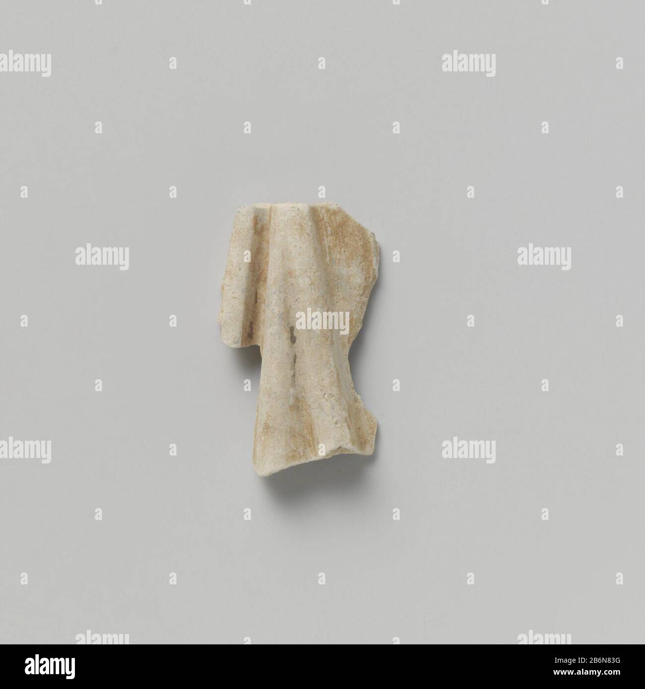 Fragment van beeld Fragment van beeld Object Type : beeldhouwwerk Objectnummer: BK-1966-39 Manufacturer : beeldenbakker:Plats manufacture: Utrecht Dating: CA. 1400 - ca. 1500 Materiale: Terracotta di pijpaarde Techniek: Boetseren dimensioni: H 4,9 cm. × b 2,8 cm. × d 1,5 cm. Foto Stock