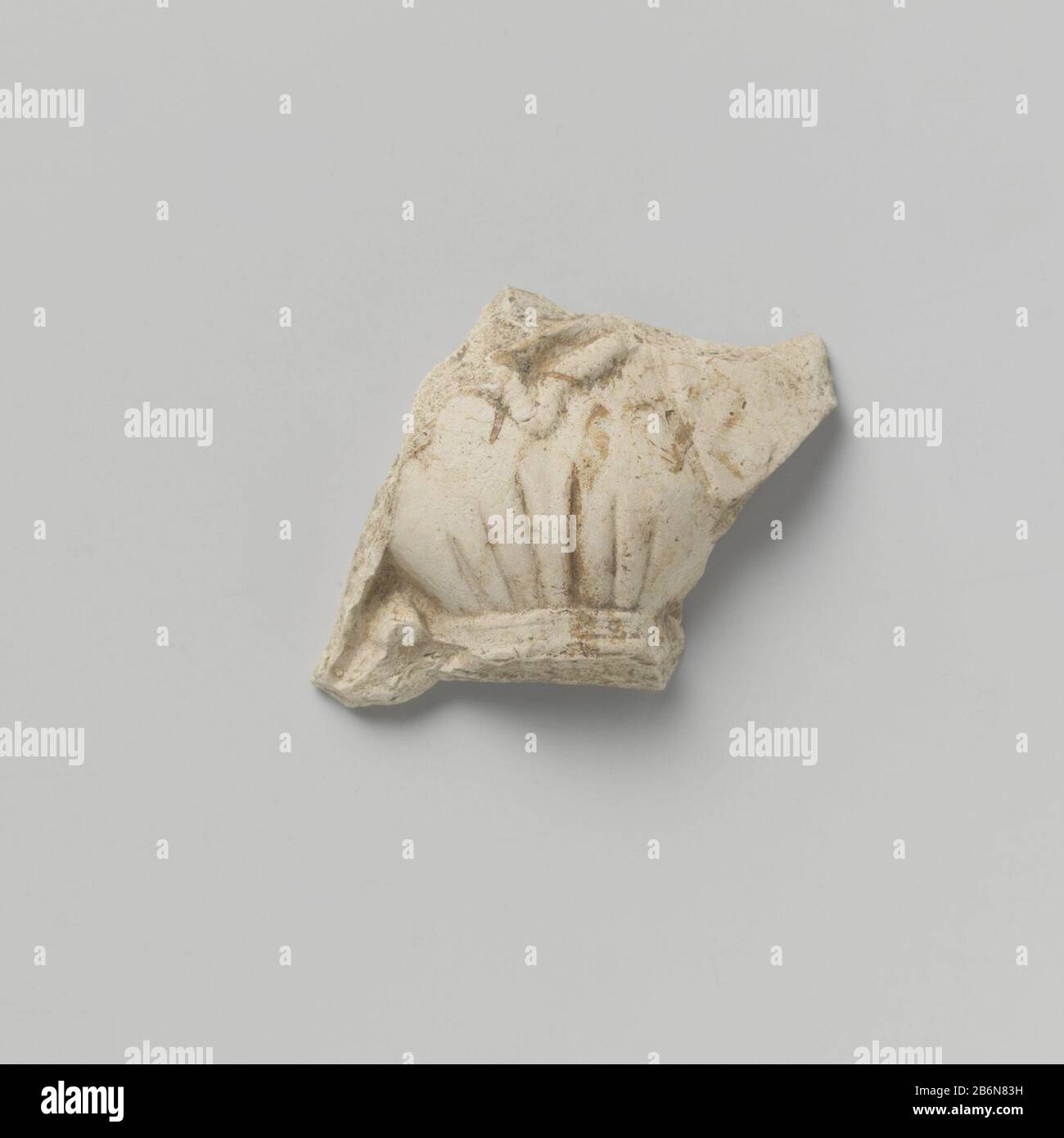 Fragment van beeld Fragment van beeld Object Type : beeldhouwwerk Objectnummer: BK-1966-28 Manufacturer : beeldenbakker:Plats manufacture: Utrecht Dating: CA. 1400 - ca. 1500 Materiale: Terracotta di pijpaarde Techniek: Boetseren dimensioni: H 6,5 cm. × b 4,6 cm. × d 2,0 cm. Foto Stock