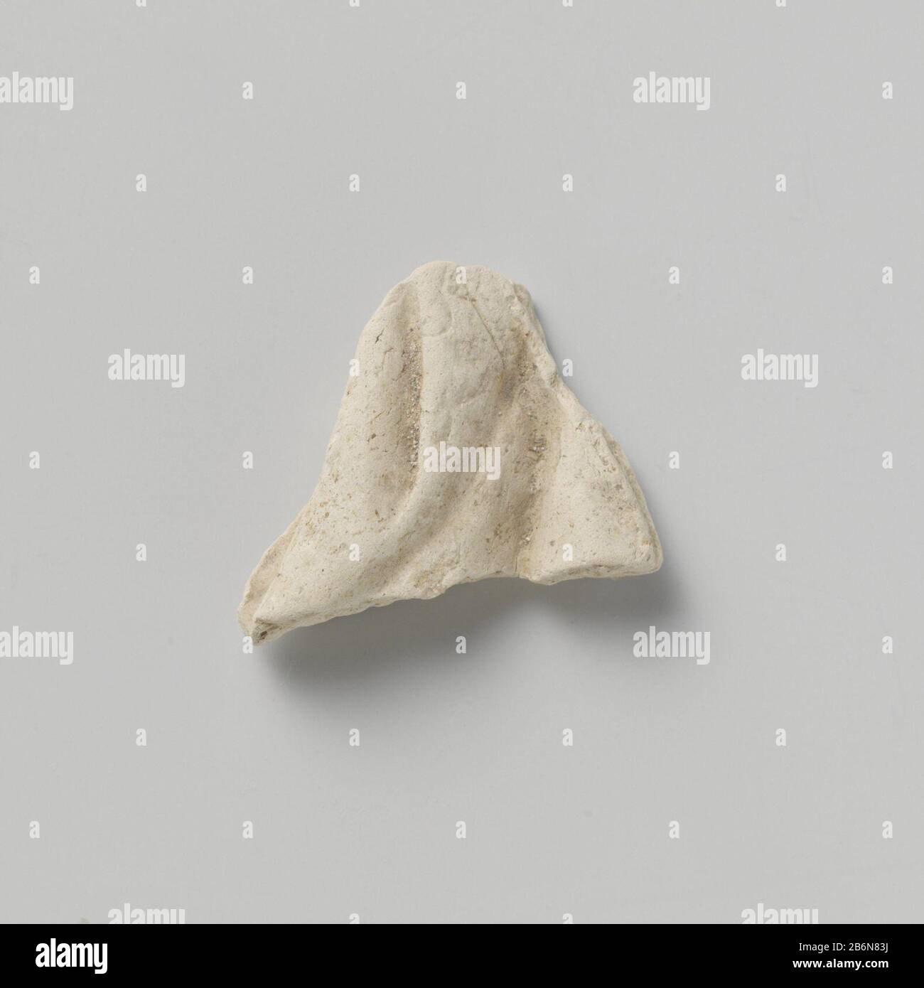 Fragment van beeld Fragment van beeld Object Type : beeldhouwwerk Objectnummer: BK-1966-31 Manufacturer : beeldenbakker:Plats manufacture: Utrecht Dating: CA. 1400 - ca. 1500 Materiale: Terracotta di pijpaarde Techniek: Boetseren dimensioni: H 3,1 cm. × b 2,6 cm. × d 0,5 cm. Foto Stock