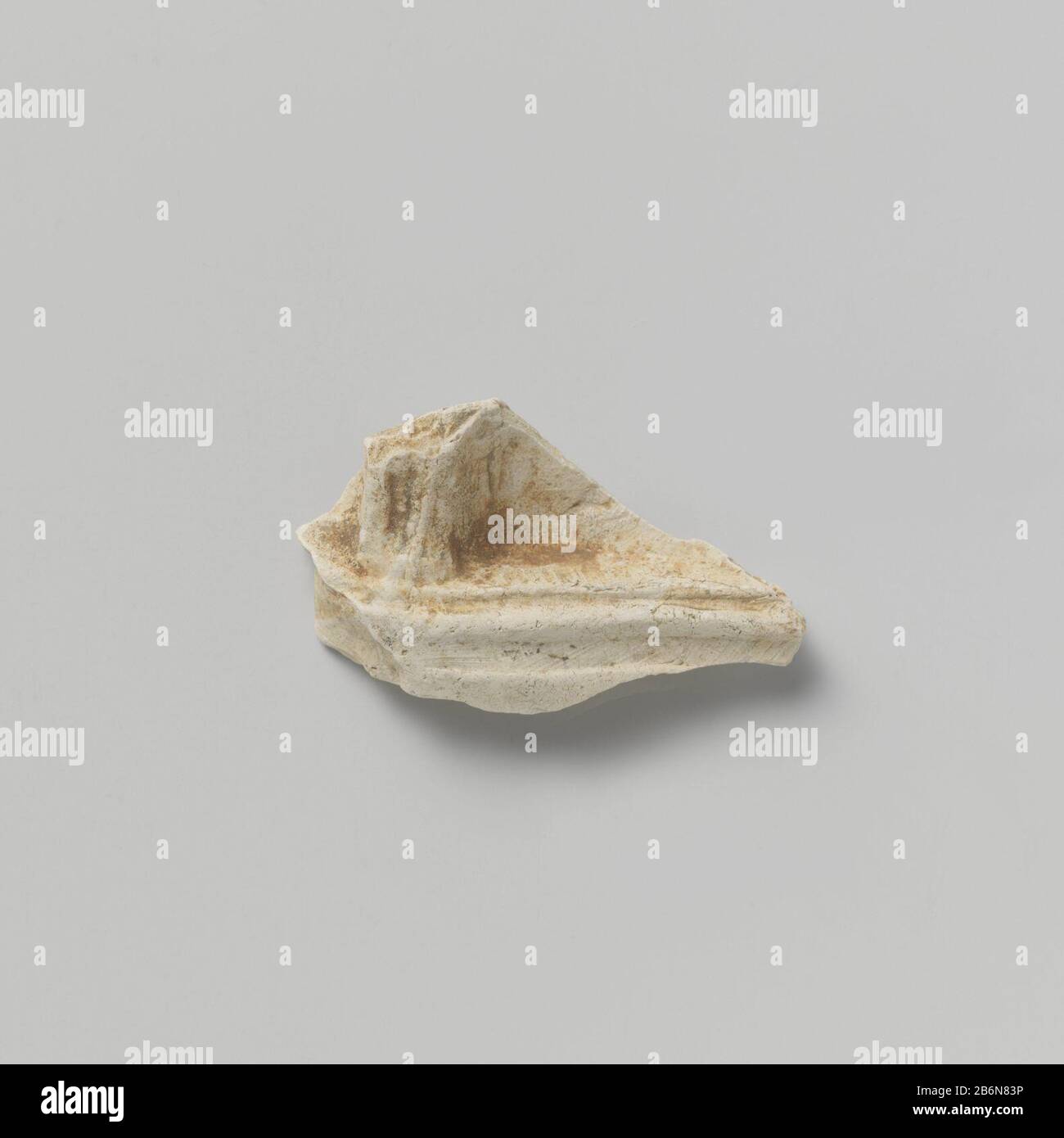 Fragment van beeld Fragment van beeld Object Type : beeldhouwwerk Objectnummer: BK-1966-36 Manufacturer : beeldenbakker:Plats manufacture: Utrecht Dating: CA. 1400 - ca. 1500 Materiale: Terracotta di pijpaarde Techniek: Boetseren dimensioni: H 5,4 cm. × b 3,3 cm. × d 1,0 cm. Foto Stock