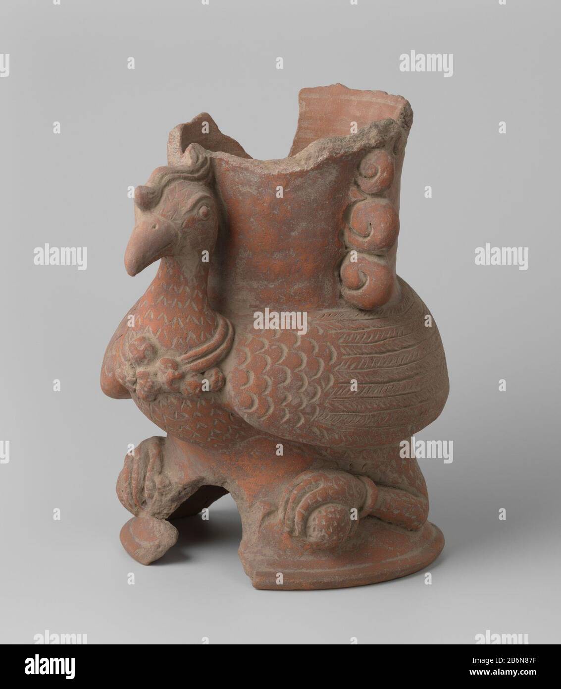 Frammento van bekleding Frammento van een bekledingsortnament in de vorm van een fantasievogel. Produttore : Plats prodotto: Indonesië Appuntamenti: 1300 - 1400 Materiale: Terracotta dimensioni: H 33,0 cm × b 23,6 cm × d 27,9 cm × g 7,3 kg Foto Stock