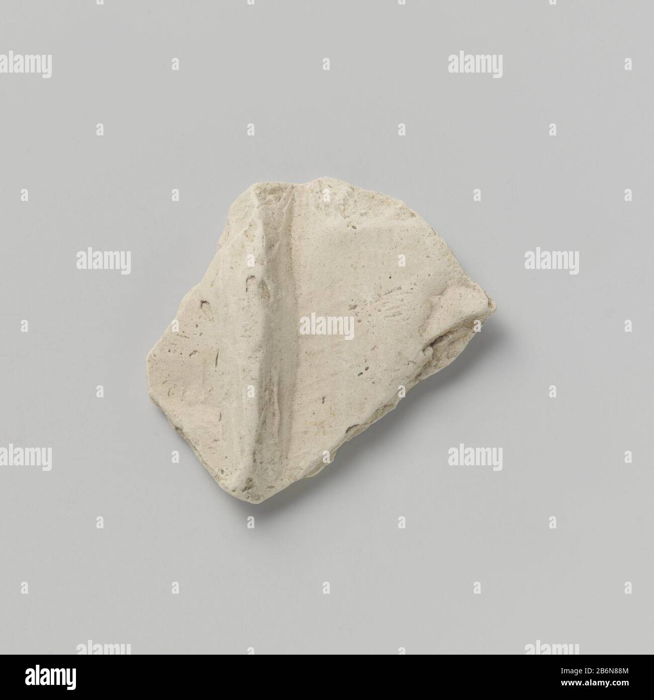 Fragment van beeld Fragment van beeld Object Type : beeldhouwwerk Objectnummer: BK-1966-40 Manufacturer : beeldenbakker:Plats manufacture: Utrecht Dating: CA. 1400 - ca. 1500 Materiale: Terracotta di pijpaarde Techniek: Boetseren dimensioni: H 6,1 cm. × b 5,5 cm. × d 1,5 cm. Foto Stock