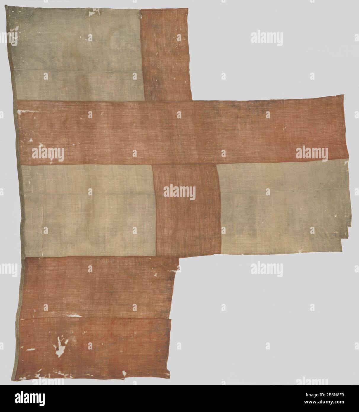 Fragment van een Engense scheepsvlag, 'Red Ensign' Bovenhals van een scheepsvlag, rood incontrò in de bovenhals een witte rechthoek met een rood kruis (St. Croce di George). Le village een rode scheepsvlag van de periode 1620-1707. Produttore : vervaardiger: AnoniemPlaats fabbricante: Engeland Dating: CA. 1620 - ca. 1707 Kenmerken Fisico: Wol Materiale: WOL dimensioni: H 348 cm. × b 306 cm. Oggetto: Bandiera, colori (come simbolo dello stato, ecc.)Ricetta: 1620 - 1707 Foto Stock