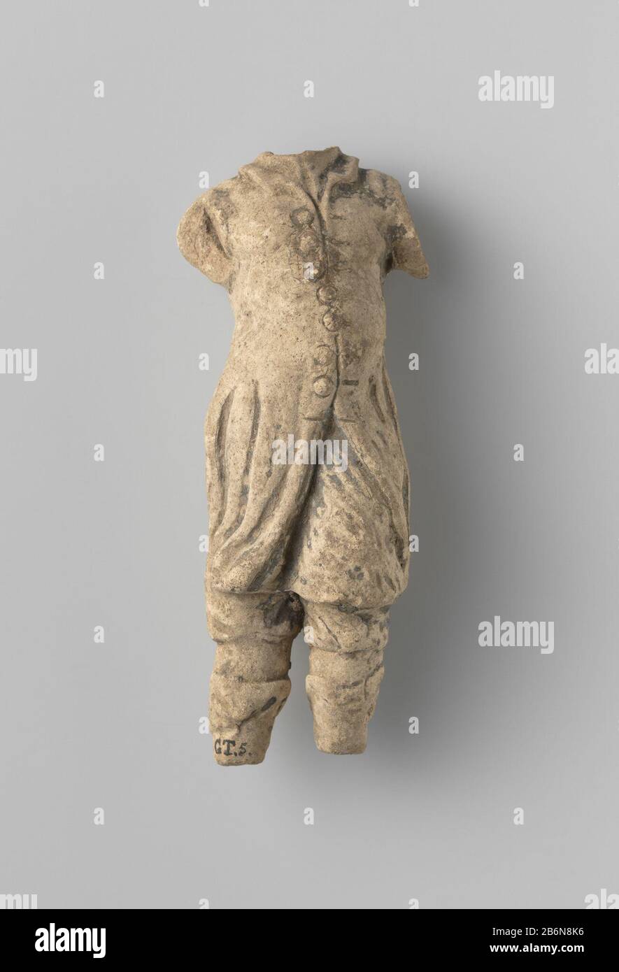 Fragment van een beeldhouwwerk Middelste gedeelte van een mansbeeld, Met lange dichtgeknopte jas, korte broek en hoge laarzen. Produttore : beeldenbakker: Dating: 1875 Materiale: Pijpaarde dimensioni: H 13,0 cm. Foto Stock