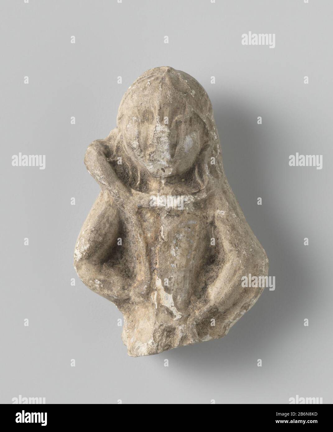 Fragment van een beeldhouwwerk Bovengedeelte van een beeldhouwwerk van pijpaarde met een voorwerp in de hand. Produttore : beeldenbakker: Dating: 1600 - 1800 Materiale: Pijpaarde dimensioni: H 35,0 cm. Foto Stock