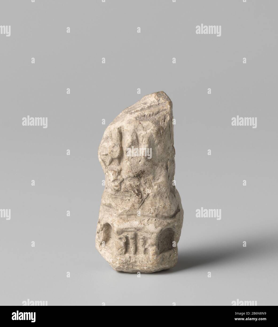 Fragment van een beeldhouwwerk Beneden gedeelte van een heilige beeld staande op een leeuw, daarnaast een rad.Vervaardiging Dating: CA. 1400 - ca. 1950 Materiale: Pijpaarde dimensioni: H 5 cm. × d 2,5 cm. Foto Stock