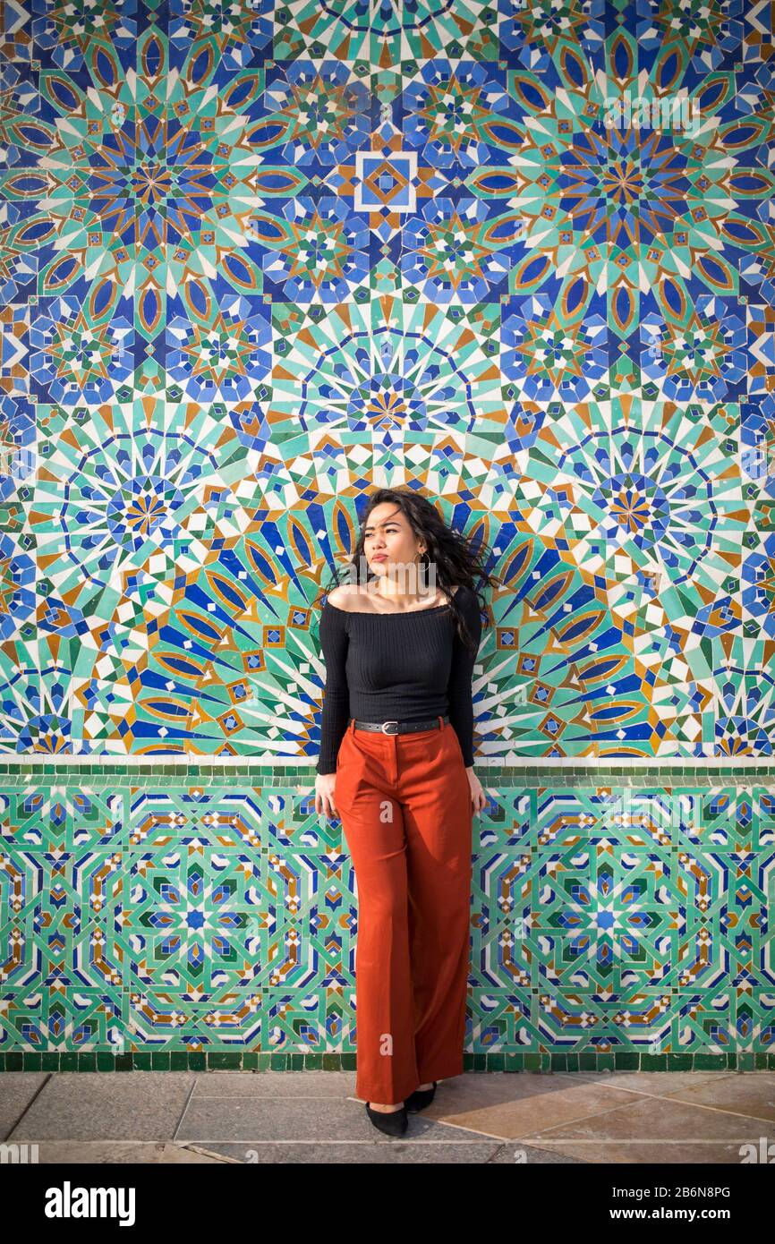 Giovane bella donna che esplora la Moschea di Hassan II a Casablanca. Foto Stock