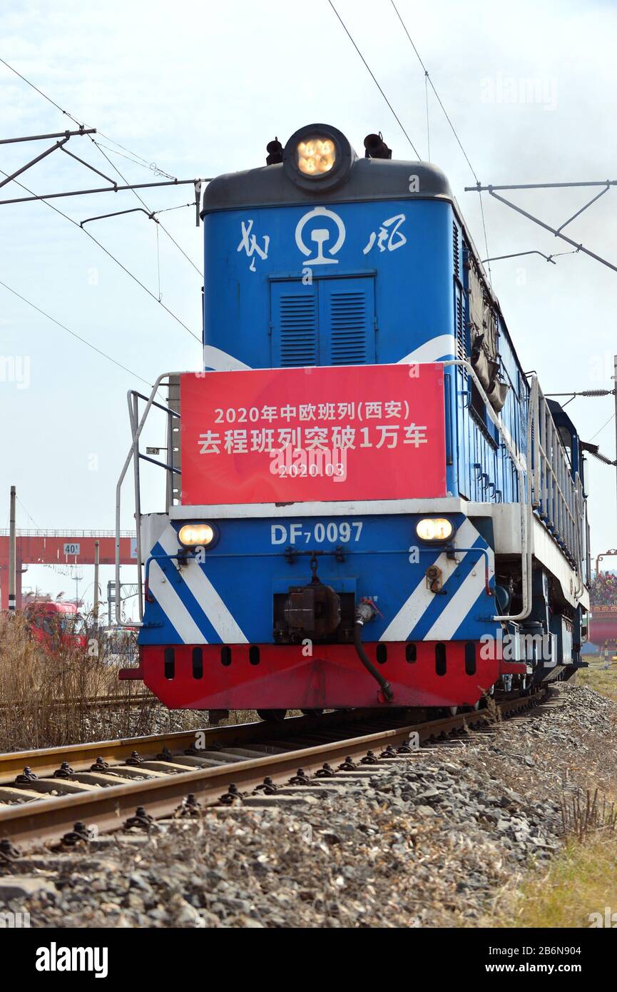 (200311) -- XI'AN, 11 marzo 2020 (Xinhua) -- Foto scattata l'11 marzo 2020 mostra un treno merci Cina-Europa diretto a Mannheim della Germania in partenza dalla stazione ferroviaria di Xinzhu a Xi'an, nella provincia Shaanxi della Cina nord-occidentale. Un treno merci Cina-Europa completamente caricato con 50 carrozze di vestiti, componenti elettronici e elettrodomestici ha lasciato la stazione ferroviaria Xinzhu a Xi'an City per Mannheim in Germania il mercoledì. (Foto Di Tang Zhenjiang/Xinhua) Foto Stock