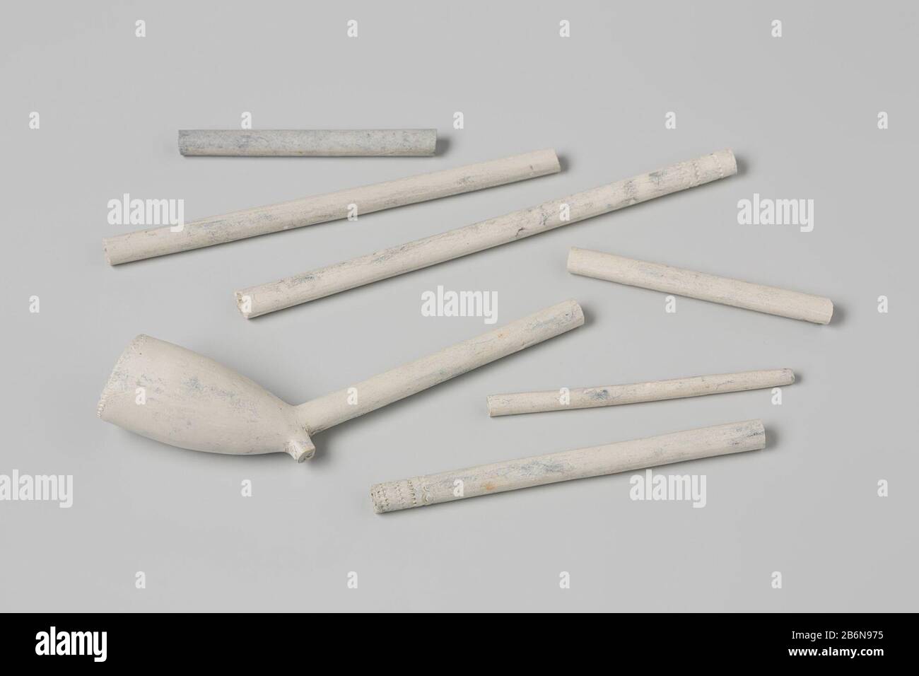 Eén kop van een aarden Goudse pijp en zes stukken van stelen. De kop heedft nog een stuk steel en draagt hielmerk gekroonde 67. Twee stelen hebben versieringen. Produttore : pijpenfabrikant:Plaats prodotto: Gouda Appuntamenti: 1700 - 2-mar-1735 Materiale: Pijpaarde Techniek: Bakken dimensioni: L 10,9 cm. (grootste) × b 2,1 cm. × d 4,3 cm. × l 6 cm. (kleinste) × d 0,6 cm. Date: 1729 - 1735Wie: Verenigde Oostindische compagnie't Vliegend Hart (schip) Foto Stock