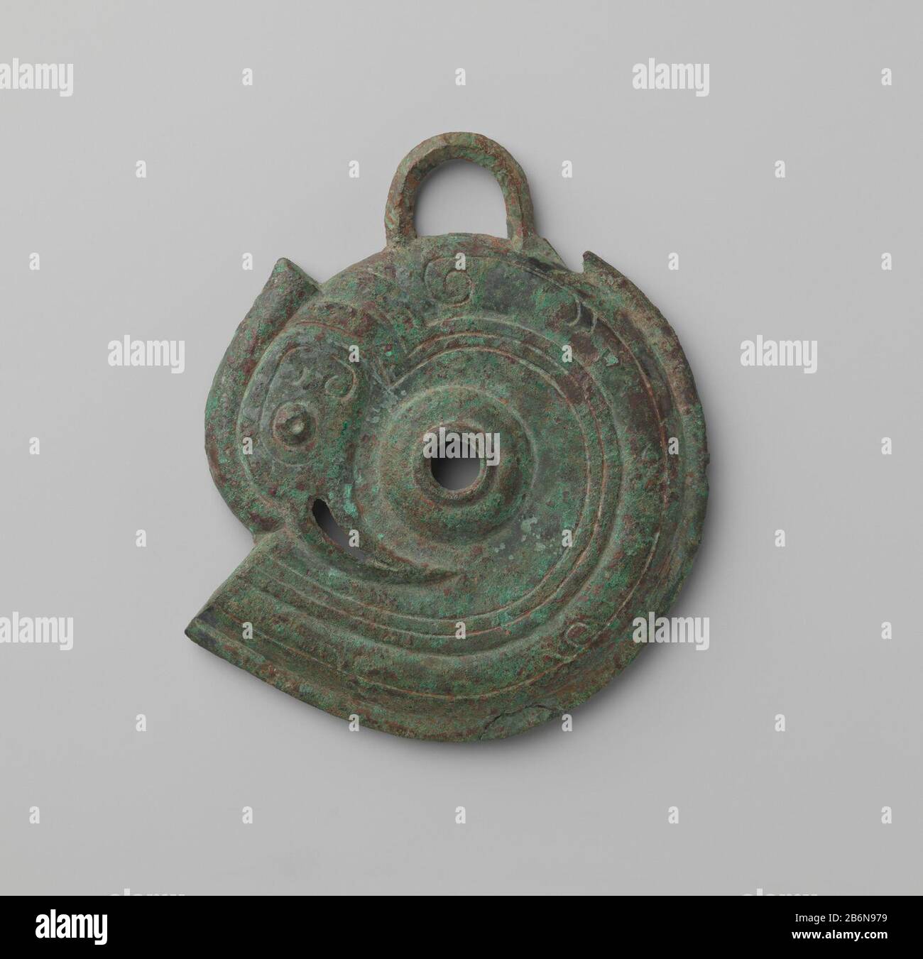 Frammento van een paardenbit Paardenbit in de vorm van een gestibilerde vogel. Produttore : anoniemPlats prodotto: China Dating: -1100 - -800School / stijl: Zhou-dynasie (1050-221 v. Chr.) Materiale: Brons dimensioni: D 10,3 cm × d 1,3 cm Foto Stock