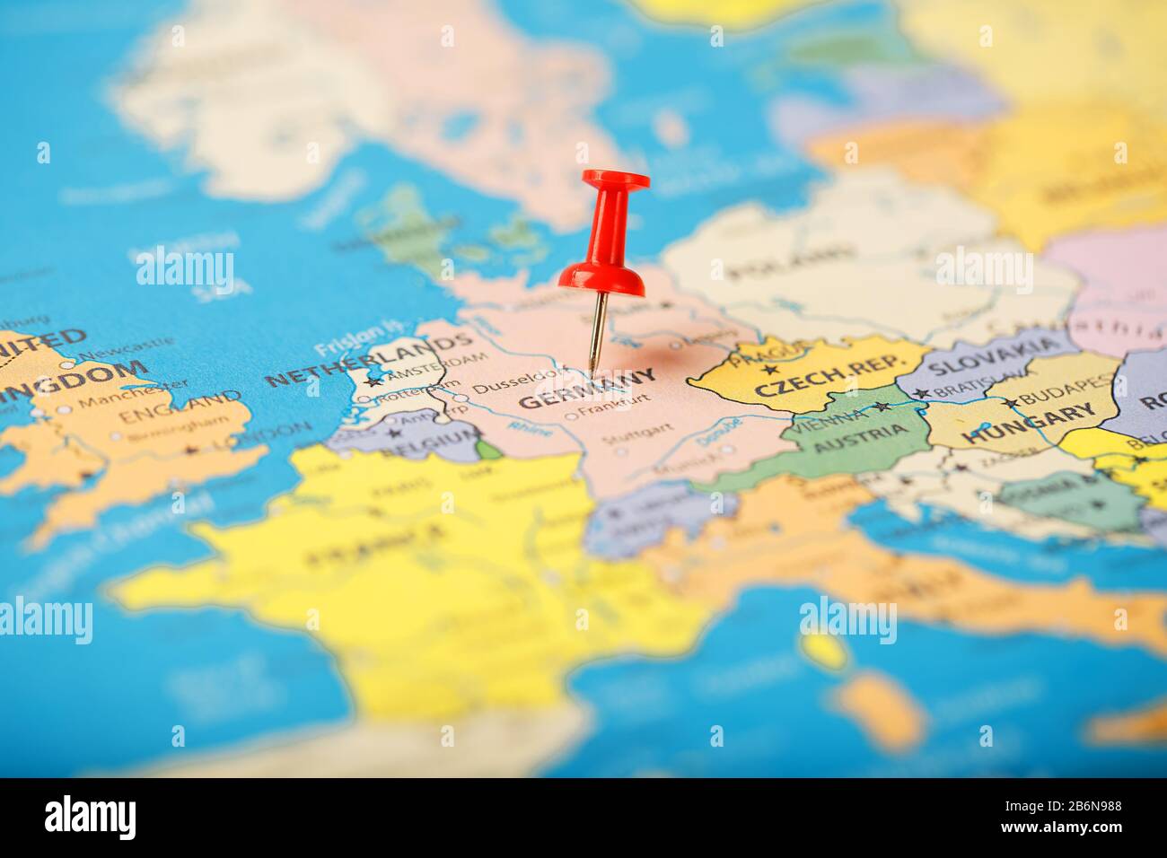 La posizione della destinazione sulla mappa della Germania è indicata da un  puntino rosso. La Germania è contrassegnata sulla mappa con un pulsante  rosso Foto stock - Alamy