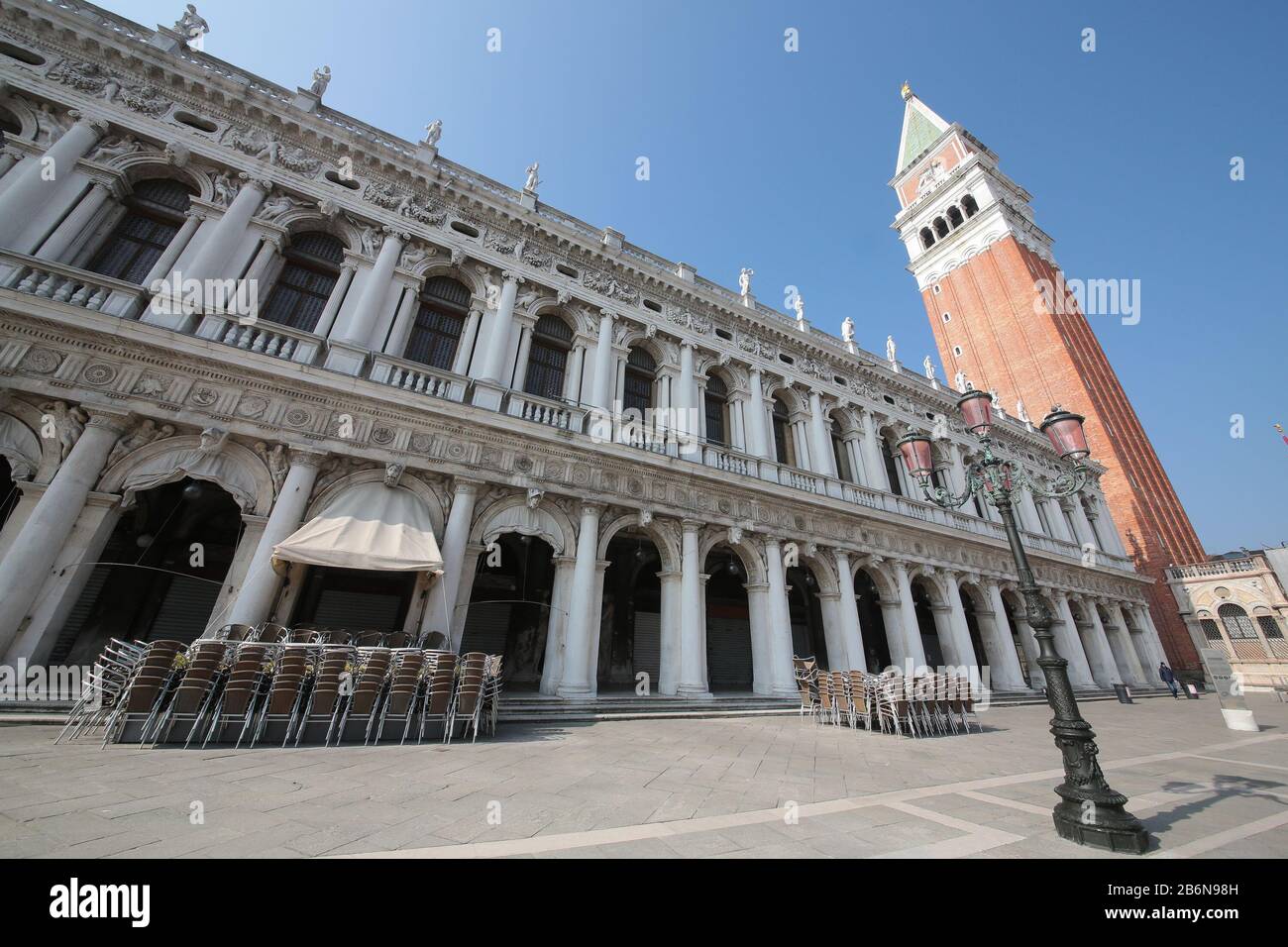 Venezia AI TEMPI DEL VIRUS CORONA - non è domenica, Non è di 5 al mattino, ma siamo quasi a mezzogiorno di mercoledì mattina, all'epoca dell'ultima ordinanza della Presidenza del Consiglio dei ministri per il contenimento della corona del virus. Attività chiuse, segni ovunque, deserto. Foto Stock