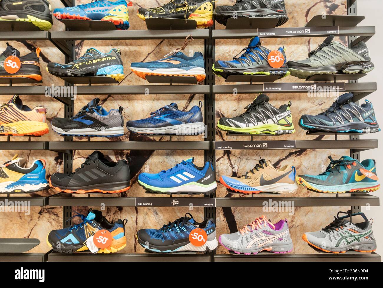 Mostra negozio di scarpe da running trail. Foto Stock