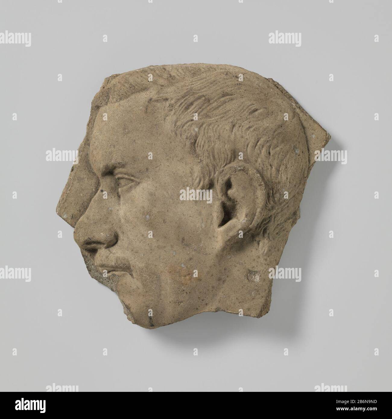 Fragment van een tegel ha incontrato een basreliëf in halfgebrand klei, ha incontrato een gedeelte van een mannenkop, kijkend naar links. Mogelijk moderno. Cantiere : Anoniem dating: 1600 - 1800 Materiale: Kili dimensioni: H 20 cm. × b 21 cm. Foto Stock