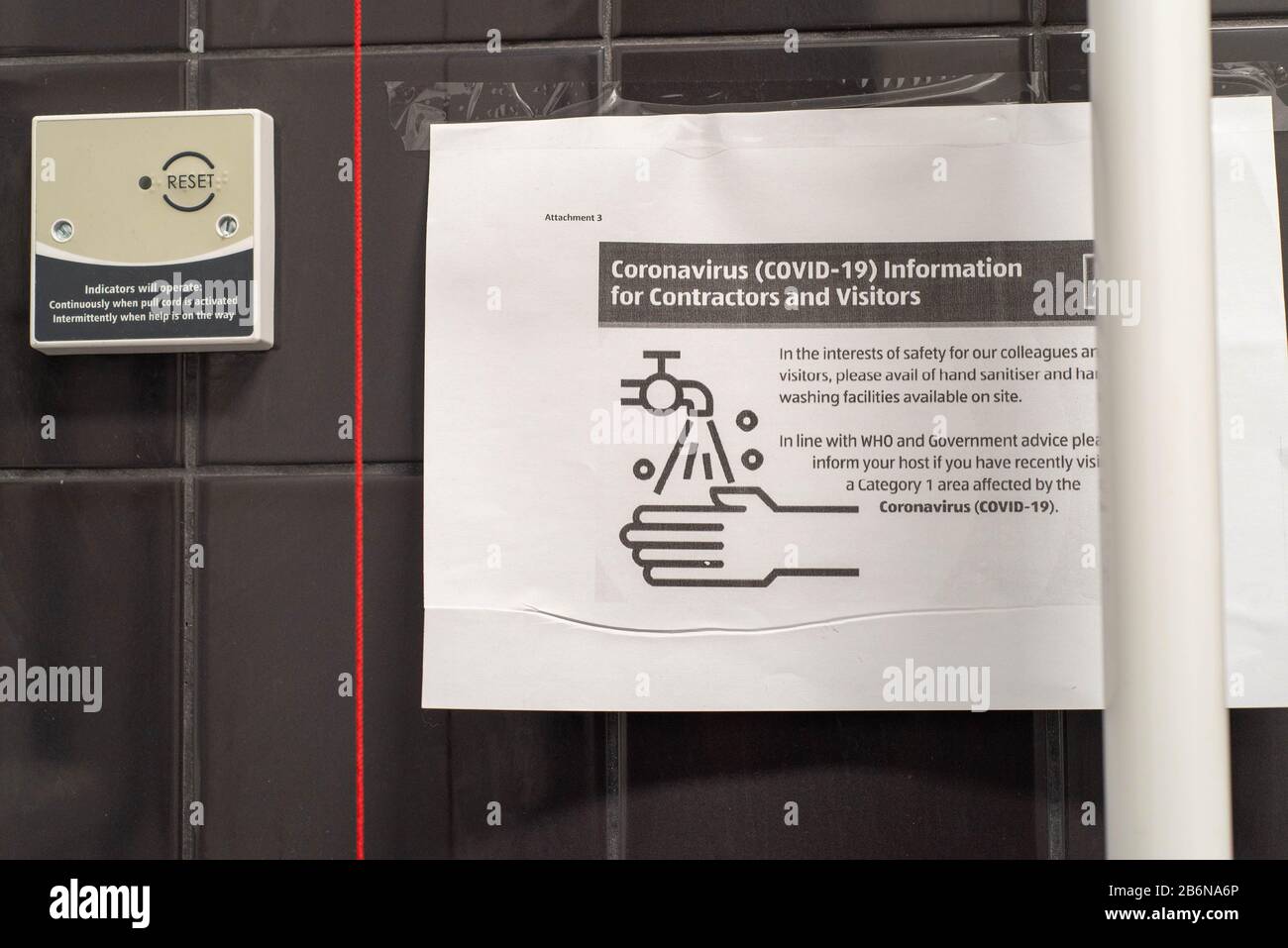 Coronavirus o Covid-19 scheda informativa per appaltatori e Visitatori in un bagno supermercato ALDI, Maldon, Essex, UK Foto Stock