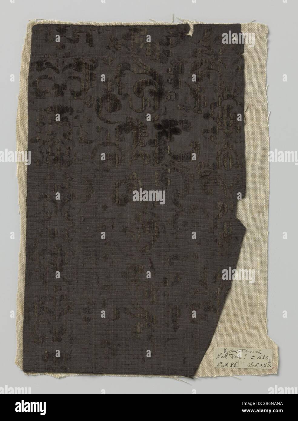Frammento van zwart zijde reliëffluweel. Produttore : Plats manufacturing: Nederland Dating: 1600 Materiale: Zijde fluweel Techniek: Weven dimensioni: H 16,5 cm. × b 52 cm. Foto Stock