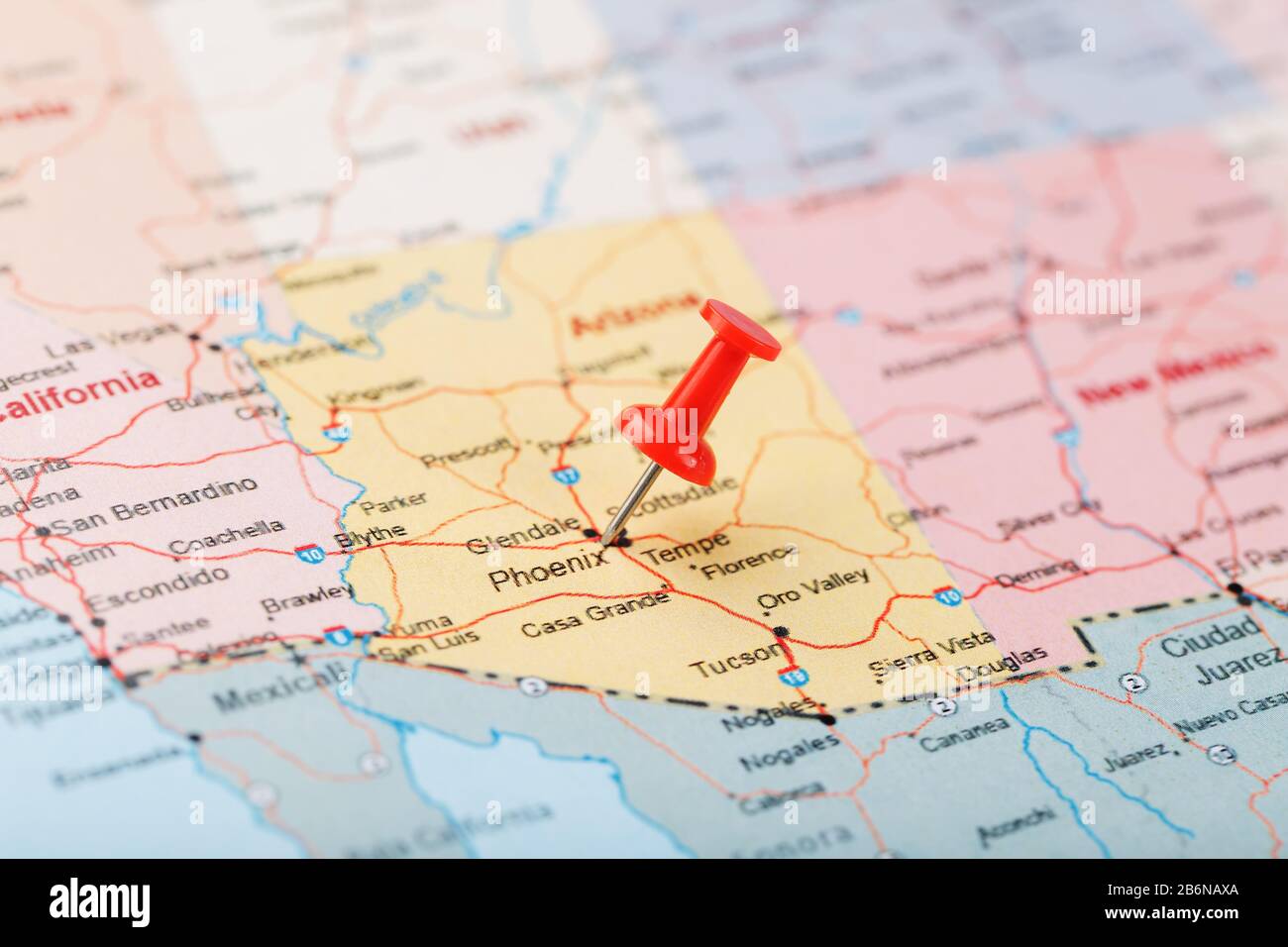Rosso chierico ago su una mappa degli Stati Uniti, Arizona e la capitale Phoenix. Primo piano mappa di orizona con virata rossa, mappa degli Stati Uniti pin Foto Stock