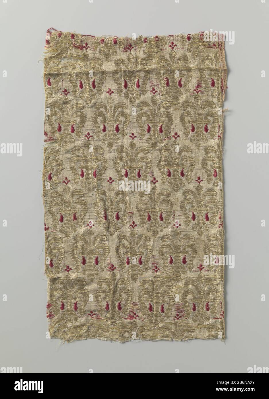 Frammento zijdeweefsel met lelies Frammento van een weefsel met witte zijden ketting en inslagen van gele, witte, rode en met goud omwonden gele zijde. Patroon van met rode vlammen verhoogde gouden lelies op witte grond. Produttore : wever: AnoniemPlats prodotto: Italië datazione: 1400 - 1499 Materiale: Ketting en inslag: Zijde metaaldraad Techniek: Dubbelweefsel / lanceren dimensioni: Geheel: H 44 cm. × b 26 cm. rapporto: h 13 cm. × b 6,5 cm. zelfkant: b 09 cm. Foto Stock