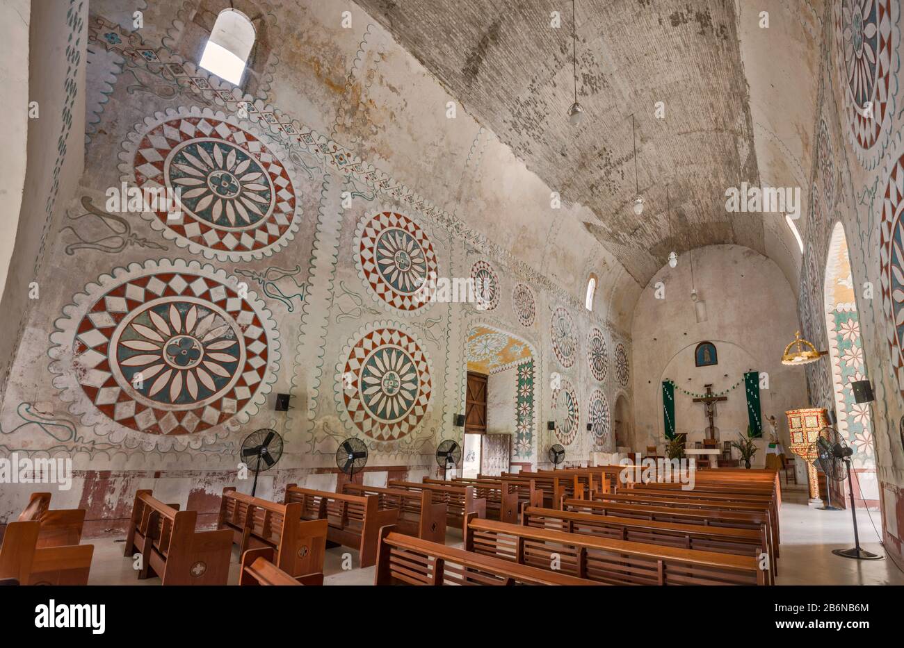 Decorazioni rosette su pareti all'interno di Iglesia de Santo Domingo (Chiesa del convento) a Uayma, stato dello Yucatan, Messico Foto Stock