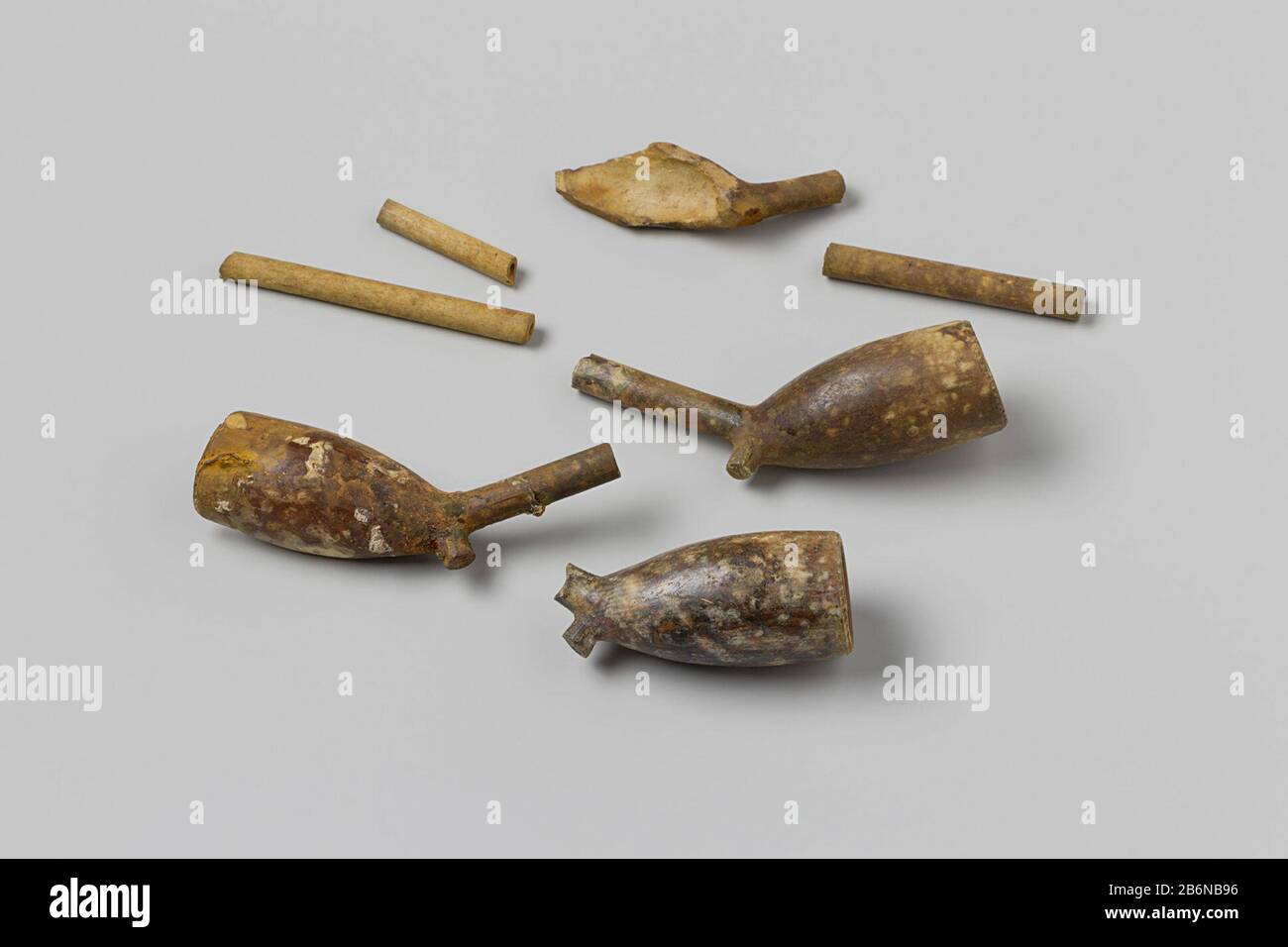 Tubo, ciotola, tacca di centratura: Coronata 57; 2hsm3, fragm, no hsm. Produttore : anoniemPlats fabbricante: Nederland datazione: 1700 - in di voor 13-ago-1743 Materiale: Pijpaarde dimensioni: L 7,8 cm. (grootste) × d 2,1 cm. × l 3 cm. (kleinste) × d 0,4 cm. Date: 1743-08-13 - 1743-08-13 Foto Stock Tubo, ciotola, tacca di centratura: Coronata 57; 2hsm3, fragm, no hsm. Produttore : anoniemPlats fabbricante: Nederland datazione: 1700 - in di voor 13-ago-1743 Materiale: Pijpaarde dimensioni: L 7,8 cm. (grootste) × d 2,1 cm. × l 3 cm. (kleinste) × d 0,4 cm. Date: 1743-08-13 - 1743-08-13 Foto Stock