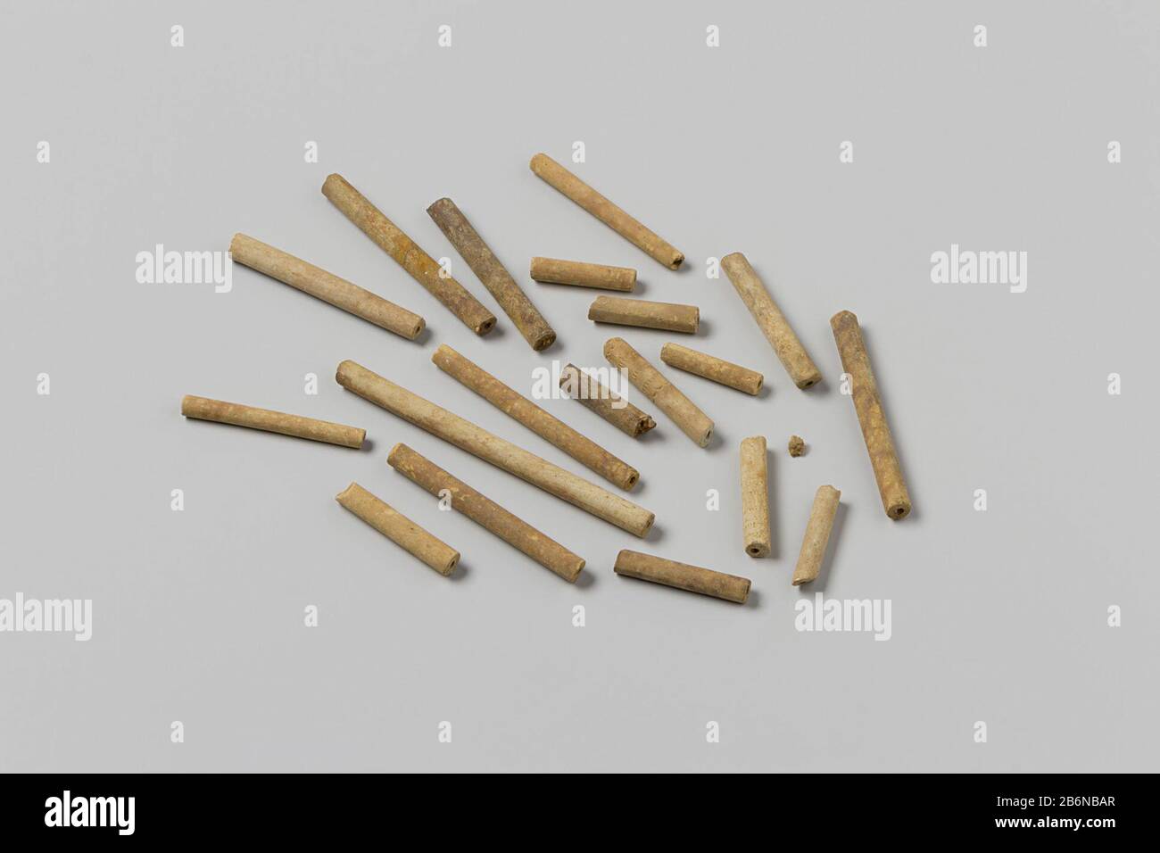 Tubo, stelo; frammento. Produttore : anoniemPlats fabbricante: Nederland datazione: 1700 - in di voor 13-ago-1743 Materiale: Pijpaarde dimensioni: L 8,5 cm. (grootste) × d 0,6 cm. × l 2,5 cm. (kleinste) × d 0,6 cm. Date: 1743-08-13 - 1743-08-13 Foto Stock