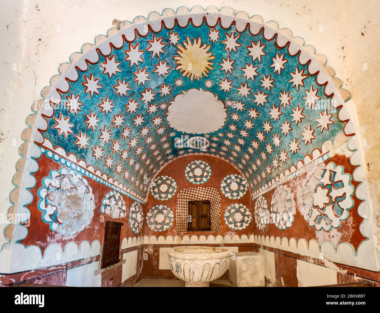 Nicchia con fonte battesimale decorata con fregio in stucco Starburst e rosette all'interno di Iglesia de Santo Domingo a Uayma, stato Yucatan, Messico Foto Stock