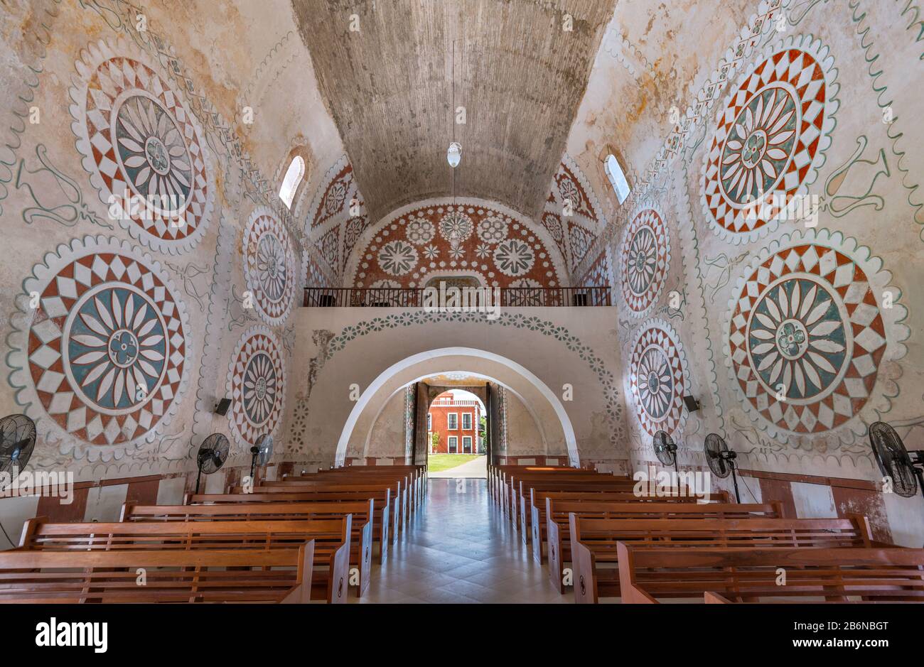 Decorazioni in stucco con fregio all'interno della Iglesia de Santo Domingo (Chiesa del convento) a Uayma, stato dello Yucatan, Messico Foto Stock