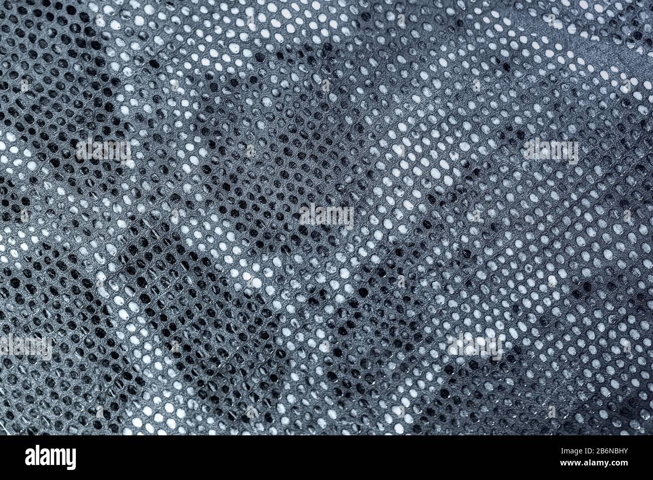Texture motivo di serpente su pelle vera primo piano, imitazione di rettile esotico, superficie di colore grigio, fondo alla moda. Shopping di moda Foto Stock