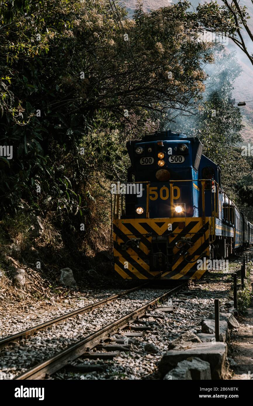 Treno peruviano che collega Cusco con Aguas Calientes / Machu Picchu Pueblo sulla strada per la famosa città Inca Machu Picchu (Perù, Sud America) Foto Stock