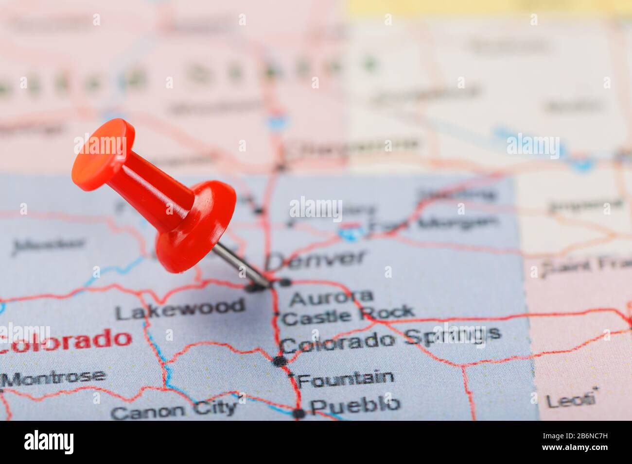 Ago chierico rosso su una mappa di Stati Uniti, Colorado e la capitale Denver. Mappa di primo piano Colorado con Red Tack, mappa degli Stati Uniti pin Foto Stock