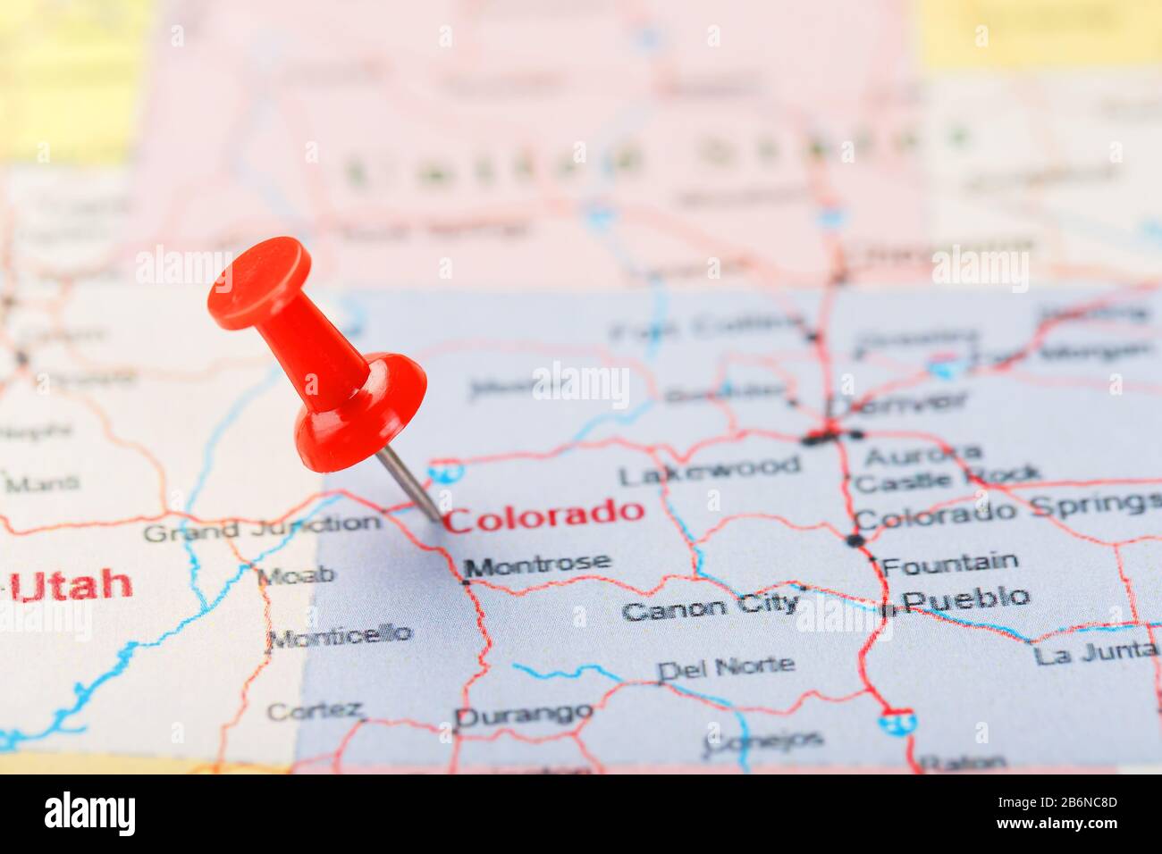 Ago chierico rosso su una mappa di Stati Uniti, Colorado e la capitale Denver. Mappa di primo piano Colorado con Red Tack, mappa degli Stati Uniti pin Foto Stock