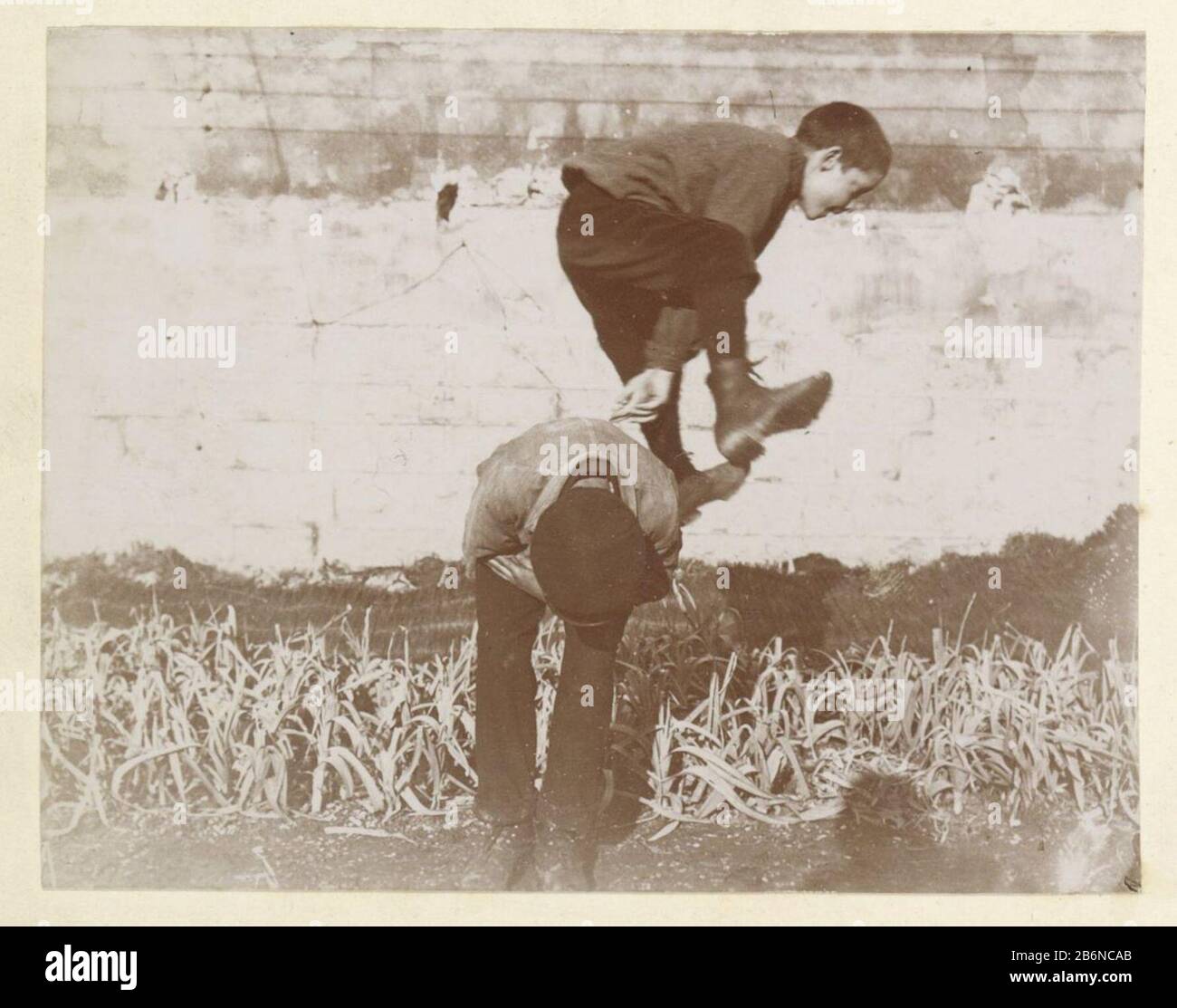 Franse jongens spelen 'hasje Over' (bokspringen) Parte di Foto di un fotografo amatoriale francese con registrazioni di una distilleria di famiglia Delizy & Doistau Fils , l'esercito e vedere dove: Condizioni a Frankrijk. Produttore : fotografo: Anonymous place manufactured: France Data: CA. 1900 - ca. 1910 caratteristiche Fisiche: Carta leggera: Carta tecnica: Carta leggera dimensioni di stampa: Foto: H 79 mm × W 102 mm Oggetto: Bambino salto-rana e variante dove la francia Foto Stock