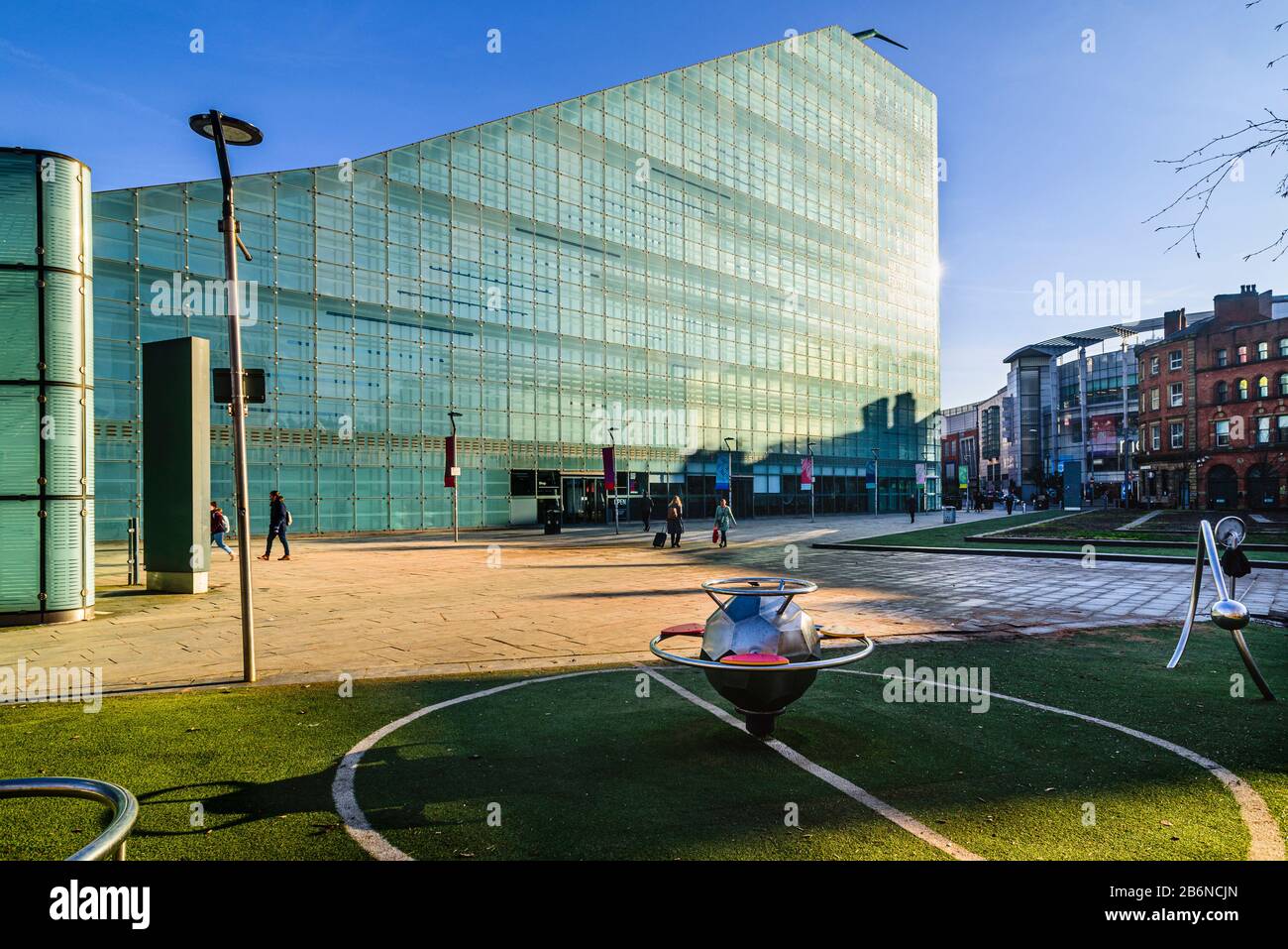 Museo Nazionale Del Calcio (Edificio Urbis) Dai Giardini Della Cattedrale, Manchester Foto Stock